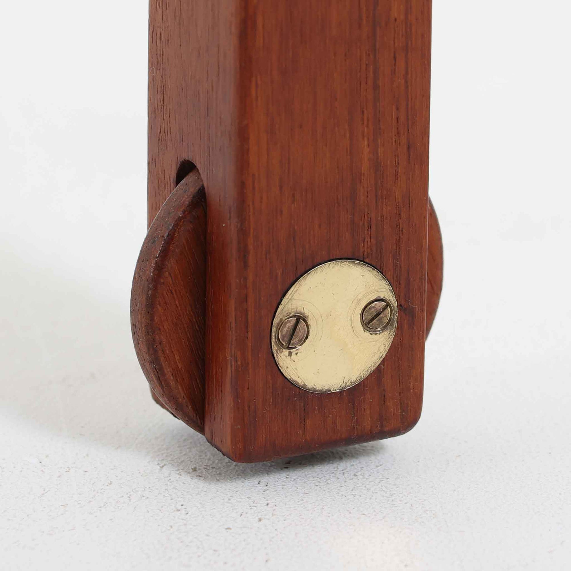 Borge Mogensenがデザインし、Fredericia社より製造されたネストテーブル「Model 5377」です。代表作であるソファ「2213」に合わせてデザインされたとも言われ、チーク材の美しい木目と堅牢な構造が魅力です。大小2台を重ねて収納できる機能的な設計で、小テーブルにはキャスターが備わり、日常使いに配慮したモーエンセンらしい実用性が感じられます。来客時には補助テーブルとして、普段はソファ横のサイドテーブルや飾り台としても活躍し、北欧ビンテージ家具ならではの温もりと存在感を空間に添えます。年月を重ねたチーク材の深みある色合いが、シンプルな直線的フォルムと相まって一層の魅力を放っています。