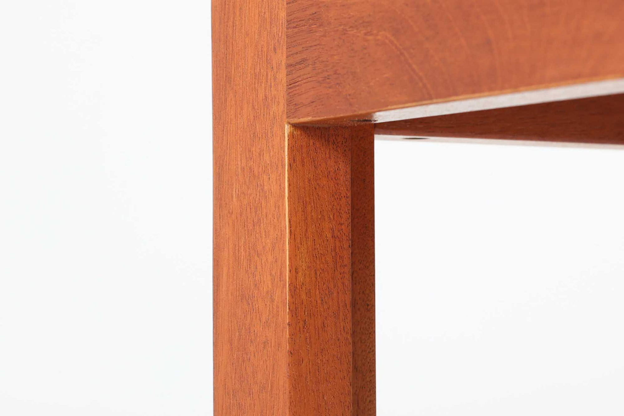 Christian Hvidtがデザインし、Soborg mobler社によって製造されたマホガニー材のデスク。幅200cmのゆとりあるサイズで、シンプルながら洗練されたデザインが魅力です。天板の縁には繊細なディテールが施され、角には美しい組み木のアクセントが加えられています。右側には2杯の引き出しを備え、内部には仕切りもあり、機能性にも優れた設計。マホガニー材ならではの深みのある色合いと、滑らかな木肌が高級感を演出します。シンプルながらも細部にこだわったデザインが、上質な空間を作り出す一台です。