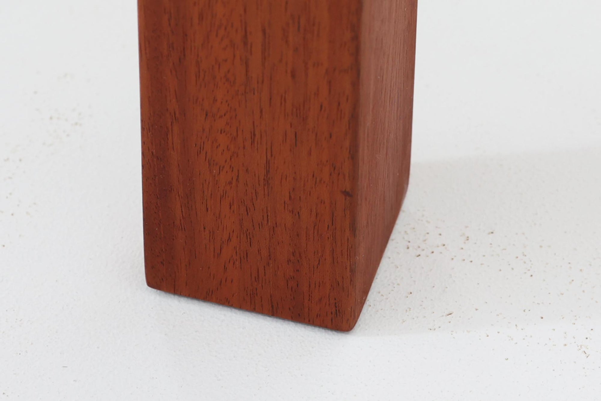 Christian Hvidtがデザインし、Soborg mobler社によって製造されたマホガニー材のデスク。幅200cmのゆとりあるサイズで、シンプルながら洗練されたデザインが魅力です。天板の縁には繊細なディテールが施され、角には美しい組み木のアクセントが加えられています。右側には2杯の引き出しを備え、内部には仕切りもあり、機能性にも優れた設計。マホガニー材ならではの深みのある色合いと、滑らかな木肌が高級感を演出します。シンプルながらも細部にこだわったデザインが、上質な空間を作り出す一台です。