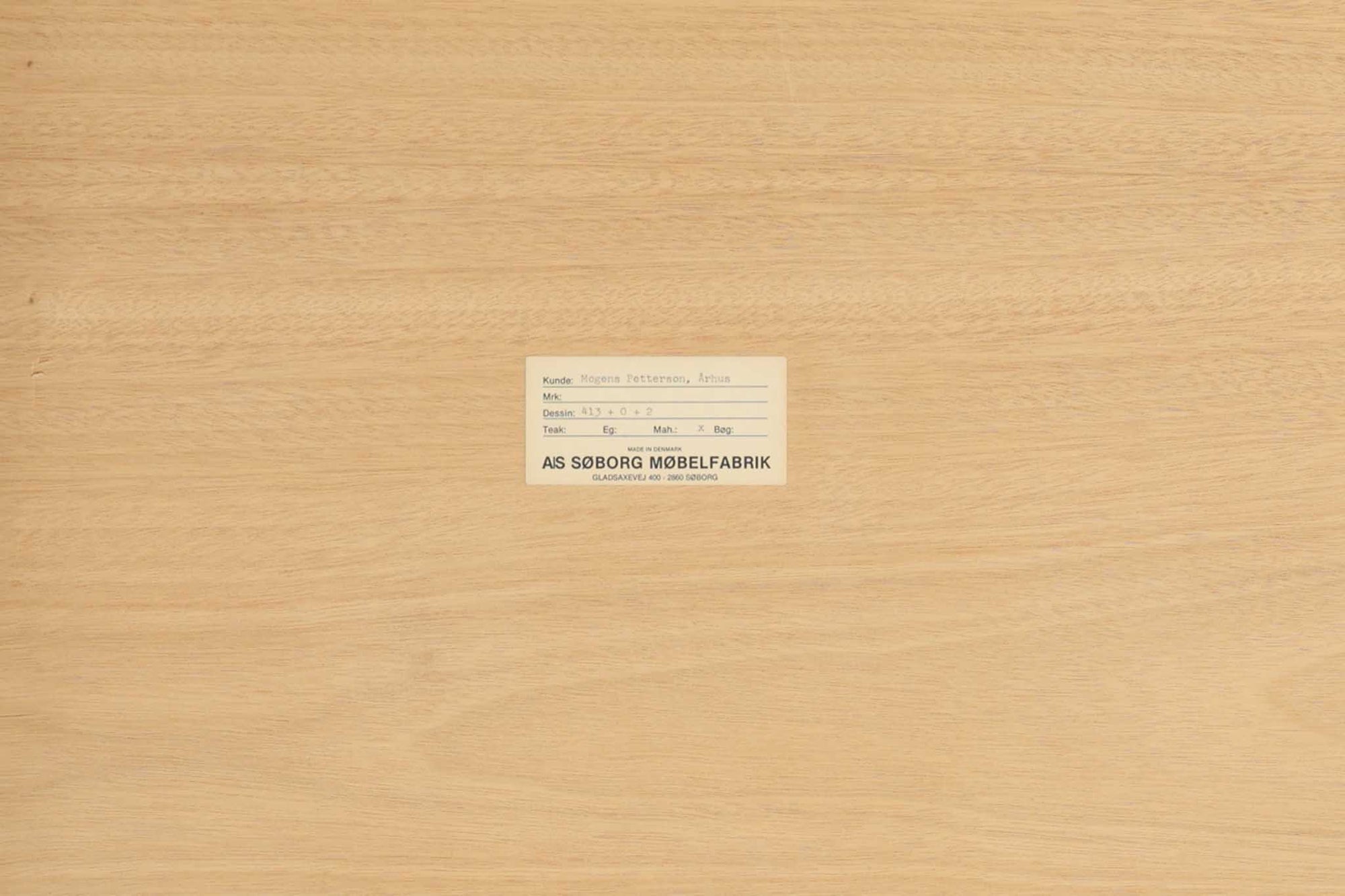 Christian Hvidtがデザインし、Soborg mobler社によって製造されたマホガニー材のデスク。幅200cmのゆとりあるサイズで、シンプルながら洗練されたデザインが魅力です。天板の縁には繊細なディテールが施され、角には美しい組み木のアクセントが加えられています。右側には2杯の引き出しを備え、内部には仕切りもあり、機能性にも優れた設計。マホガニー材ならではの深みのある色合いと、滑らかな木肌が高級感を演出します。シンプルながらも細部にこだわったデザインが、上質な空間を作り出す一台です。