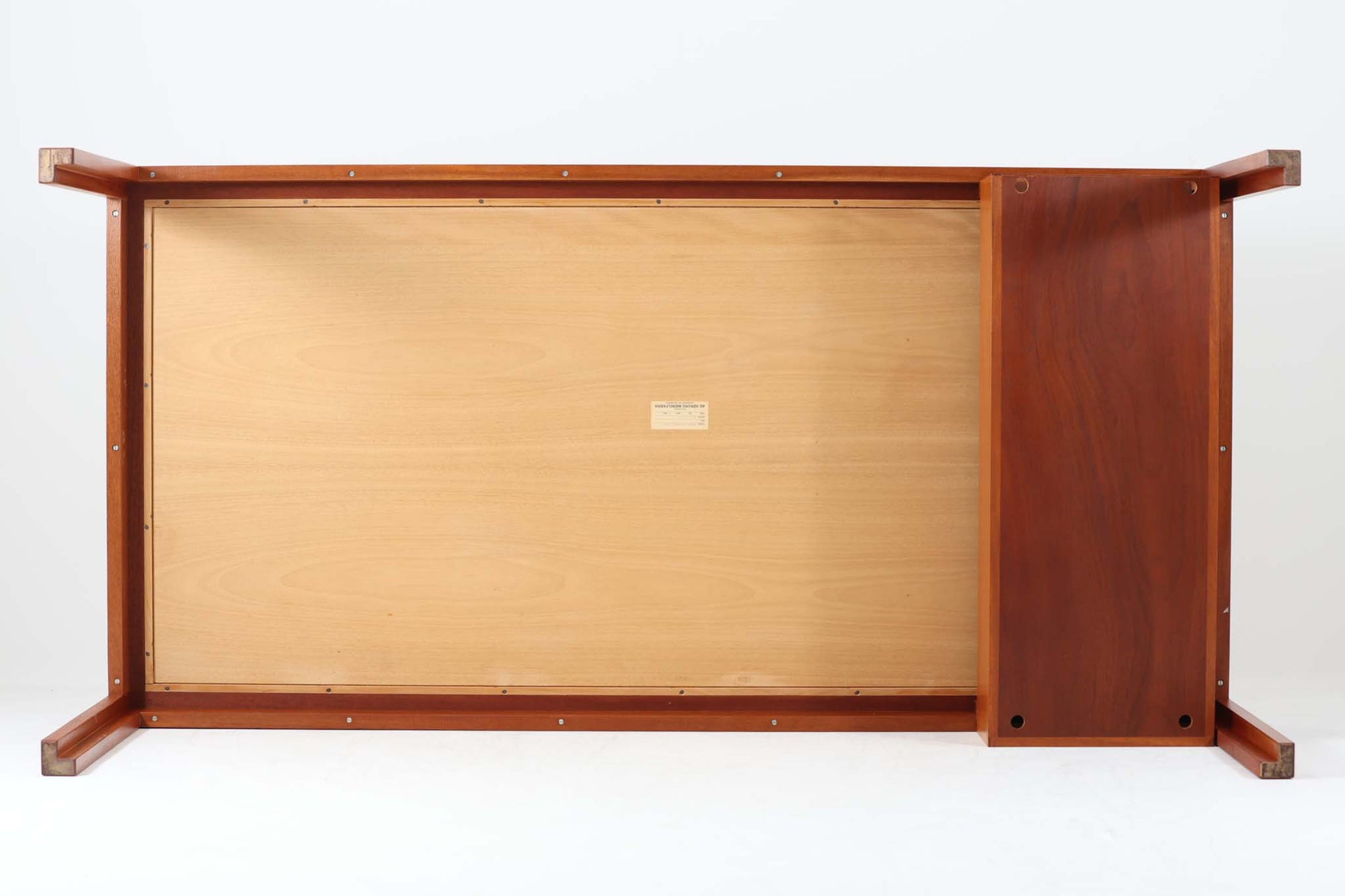 Christian Hvidtがデザインし、Soborg mobler社によって製造されたマホガニー材のデスク。幅200cmのゆとりあるサイズで、シンプルながら洗練されたデザインが魅力です。天板の縁には繊細なディテールが施され、角には美しい組み木のアクセントが加えられています。右側には2杯の引き出しを備え、内部には仕切りもあり、機能性にも優れた設計。マホガニー材ならではの深みのある色合いと、滑らかな木肌が高級感を演出します。シンプルながらも細部にこだわったデザインが、上質な空間を作り出す一台です。