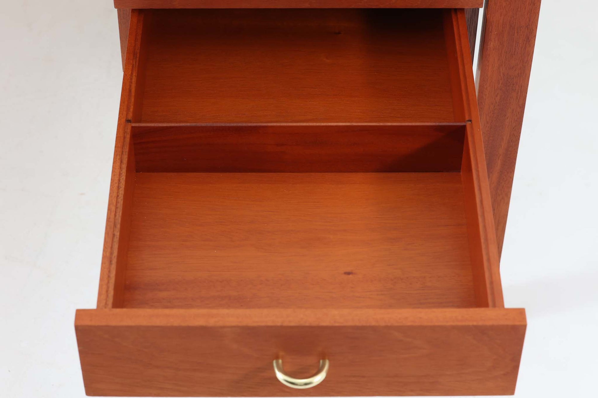 Christian Hvidtがデザインし、Soborg mobler社によって製造されたマホガニー材のデスク。幅200cmのゆとりあるサイズで、シンプルながら洗練されたデザインが魅力です。天板の縁には繊細なディテールが施され、角には美しい組み木のアクセントが加えられています。右側には2杯の引き出しを備え、内部には仕切りもあり、機能性にも優れた設計。マホガニー材ならではの深みのある色合いと、滑らかな木肌が高級感を演出します。シンプルながらも細部にこだわったデザインが、上質な空間を作り出す一台です。