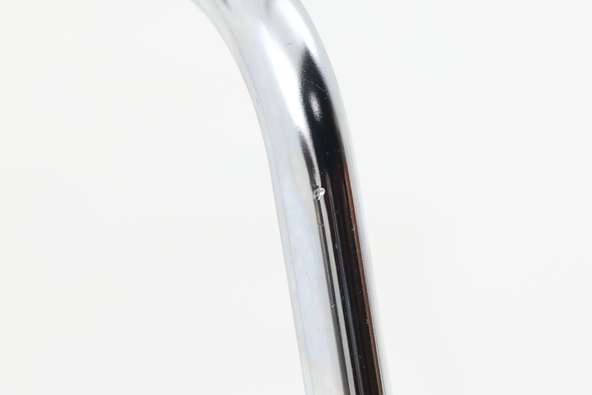 デンマークの名門Fritz Hansen社製、アルネ・ヤコブセンによる名作「セブンチェア」。こちらは2007年に製造された比較的新しいモデルです。成形合板による流れるようなフォルムが特徴で、背もたれから座面へと続く美しいカーブが、快適な座り心地を提供します。ブラックのシェルとクロームメッキの脚がモダンで洗練された印象を演出し、どんな空間にも調和するデザインです。