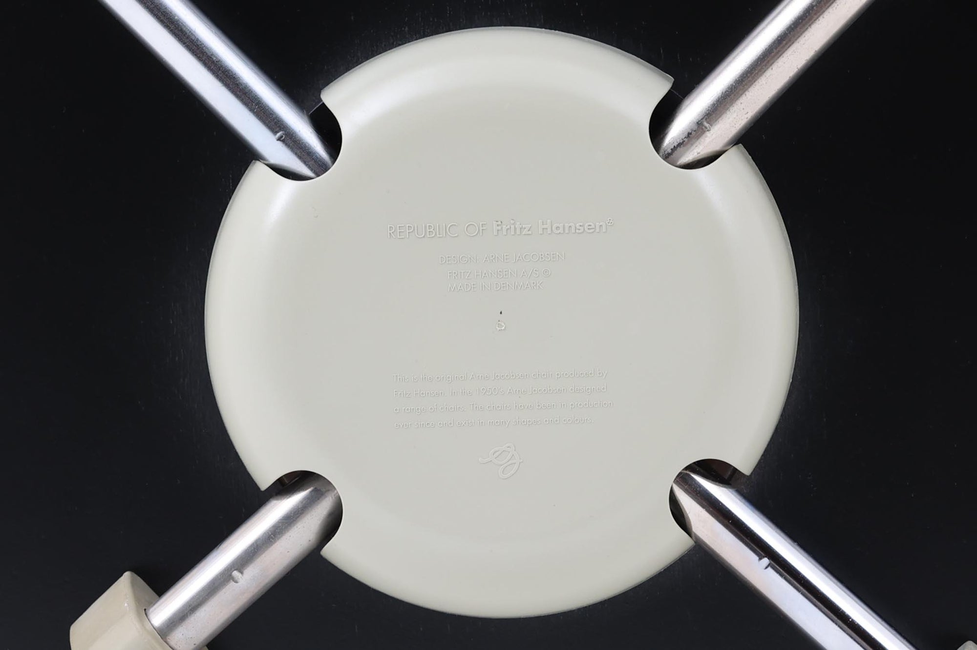 デンマークの名門Fritz Hansen社製、アルネ・ヤコブセンによる名作「セブンチェア」。こちらは2007年に製造された比較的新しいモデルです。成形合板による流れるようなフォルムが特徴で、背もたれから座面へと続く美しいカーブが、快適な座り心地を提供します。ブラックのシェルとクロームメッキの脚がモダンで洗練された印象を演出し、どんな空間にも調和するデザインです。