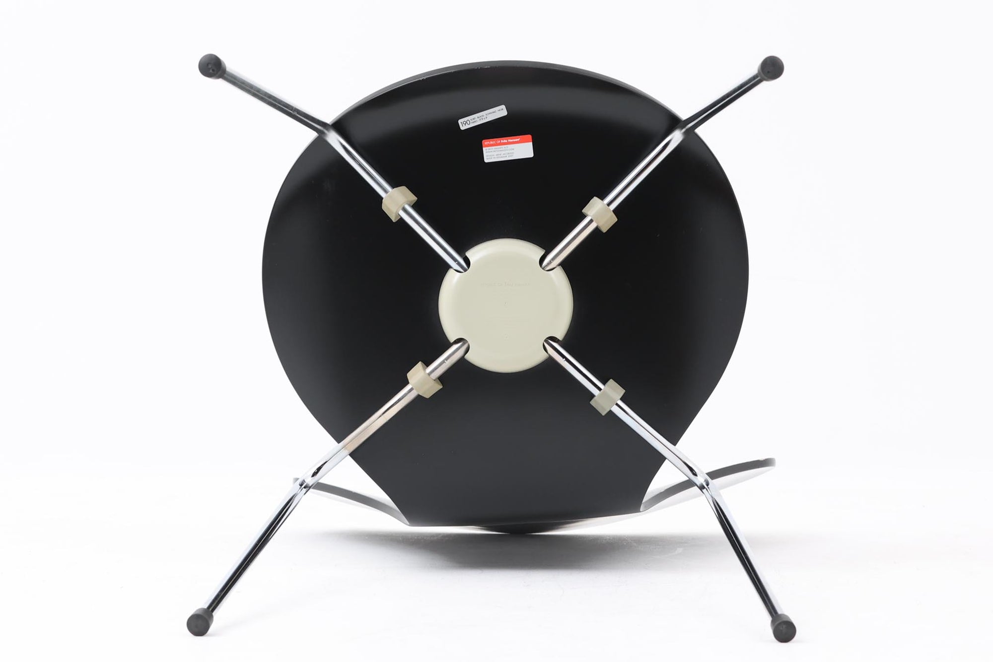 デンマークの名門Fritz Hansen社製、アルネ・ヤコブセンによる名作「セブンチェア」。こちらは2007年に製造された比較的新しいモデルです。成形合板による流れるようなフォルムが特徴で、背もたれから座面へと続く美しいカーブが、快適な座り心地を提供します。ブラックのシェルとクロームメッキの脚がモダンで洗練された印象を演出し、どんな空間にも調和するデザインです。