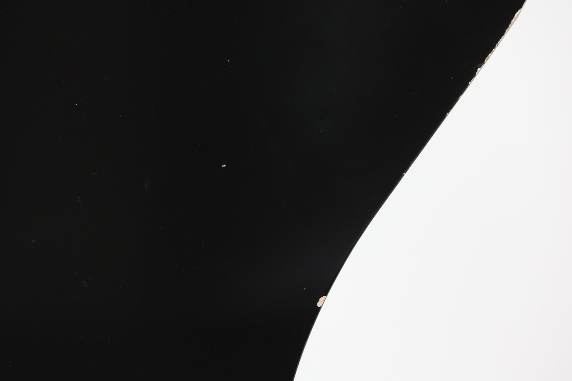 デンマークの名門Fritz Hansen社製、アルネ・ヤコブセンによる名作「セブンチェア」。こちらは2007年に製造された比較的新しいモデルです。成形合板による流れるようなフォルムが特徴で、背もたれから座面へと続く美しいカーブが、快適な座り心地を提供します。ブラックのシェルとクロームメッキの脚がモダンで洗練された印象を演出し、どんな空間にも調和するデザインです。