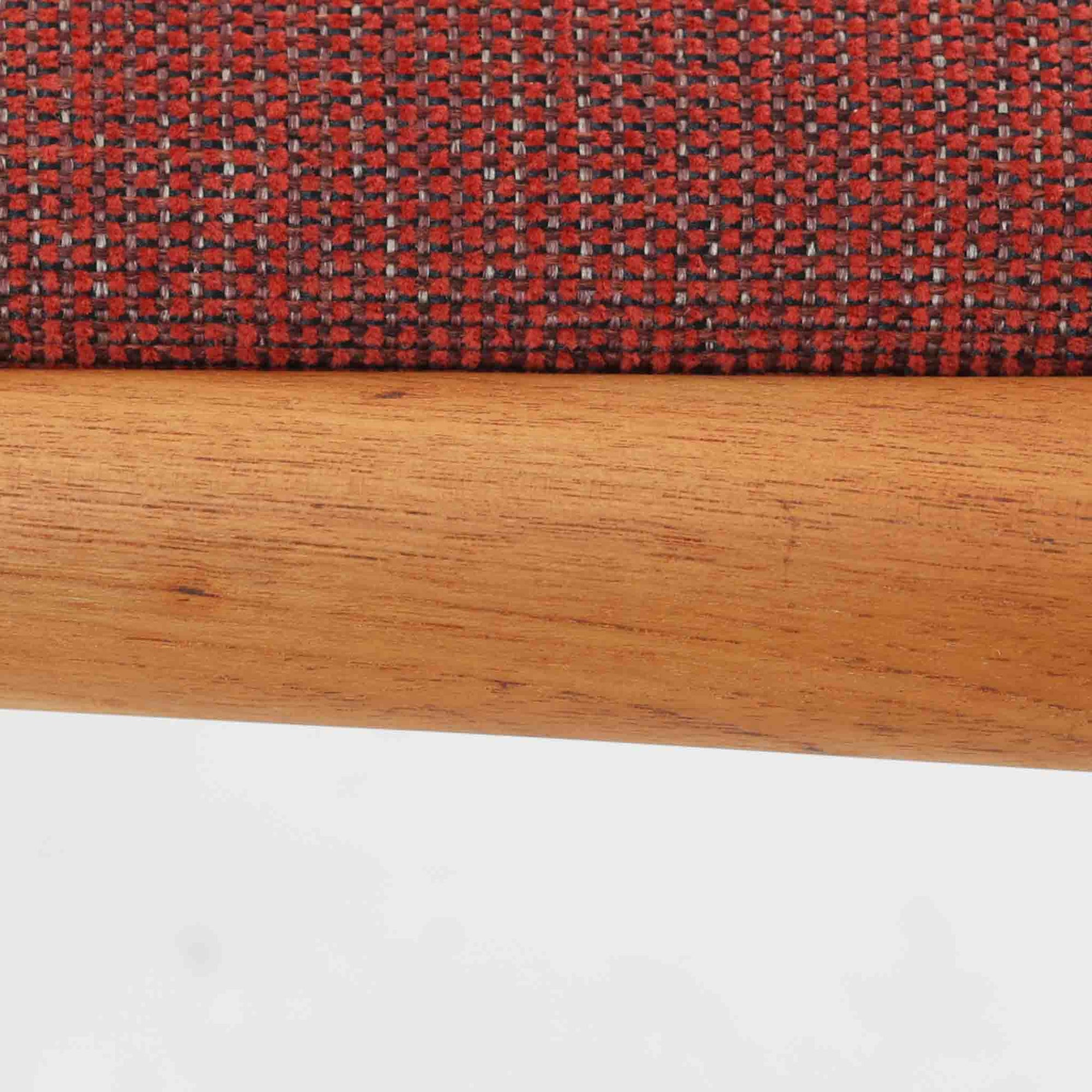 Alfred Christensenがデザインし、Slagelse Mobelvaerkが製造したModel 370のダイニングチェアです。チーク材の背板から後脚へ滑らかにつながるフレームや、丸みを帯びた前脚、緩やかに湾曲した笠木など、職人技が感じられる美しい造形が魅力。食卓用としてはもちろん、書斎や寝室のアクセントにも取り入れやすい存在感ある一脚です。