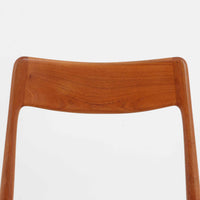 Alfred Christensen（アルフレッド・クリステンセン）によるデザインで、Slagelse Mobelvaerk社から発表されたブーメランチェアです。背から後脚にかけて滑らかに繋がるチーク材の曲線が美しく、丹念な削り出しによる立体的な造形が印象的です。オレンジ系の張地が温かみを添え、北欧らしい明るい雰囲気を演出します。軽やかなフォルムながらしっかりとした安定感があり、ダイニングチェアとしてはもちろん、デスクチェアとしてもお使いいただけます。経年により深みを増した木肌が、ビンテージならではの風格を感じさせる一脚です。