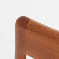 Alfred Christensen（アルフレッド・クリステンセン）によるデザインで、Slagelse Mobelvaerk社から発表されたブーメランチェアです。背から後脚にかけて滑らかに繋がるチーク材の曲線が美しく、丹念な削り出しによる立体的な造形が印象的です。オレンジ系の張地が温かみを添え、北欧らしい明るい雰囲気を演出します。軽やかなフォルムながらしっかりとした安定感があり、ダイニングチェアとしてはもちろん、デスクチェアとしてもお使いいただけます。経年により深みを増した木肌が、ビンテージならではの風格を感じさせる一脚です。