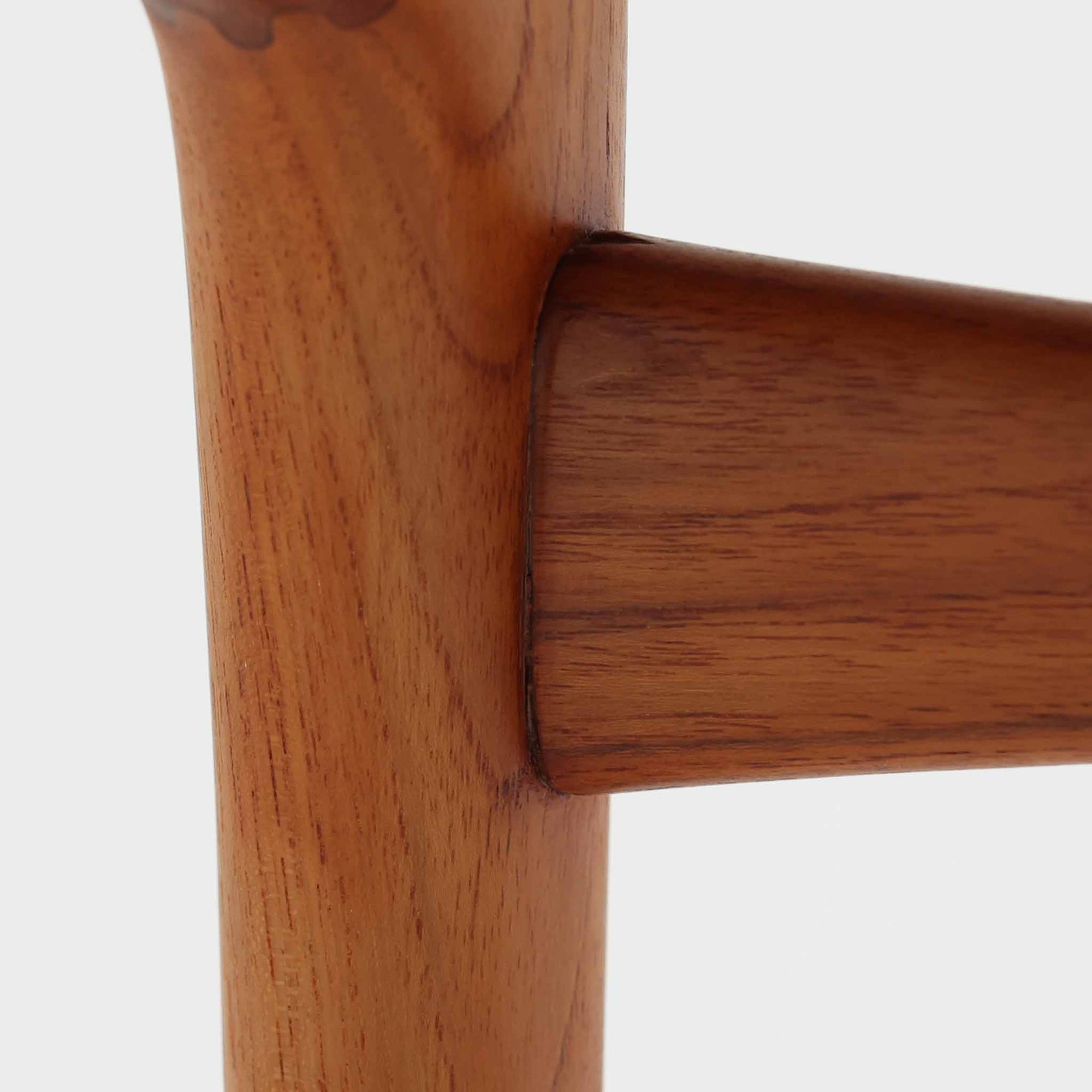 Alfred Christensen（アルフレッド・クリステンセン）によるデザインで、Slagelse Mobelvaerk社から発表されたブーメランチェアです。背から後脚にかけて滑らかに繋がるチーク材の曲線が美しく、丹念な削り出しによる立体的な造形が印象的です。オレンジ系の張地が温かみを添え、北欧らしい明るい雰囲気を演出します。軽やかなフォルムながらしっかりとした安定感があり、ダイニングチェアとしてはもちろん、デスクチェアとしてもお使いいただけます。経年により深みを増した木肌が、ビンテージならではの風格を感じさせる一脚です。
