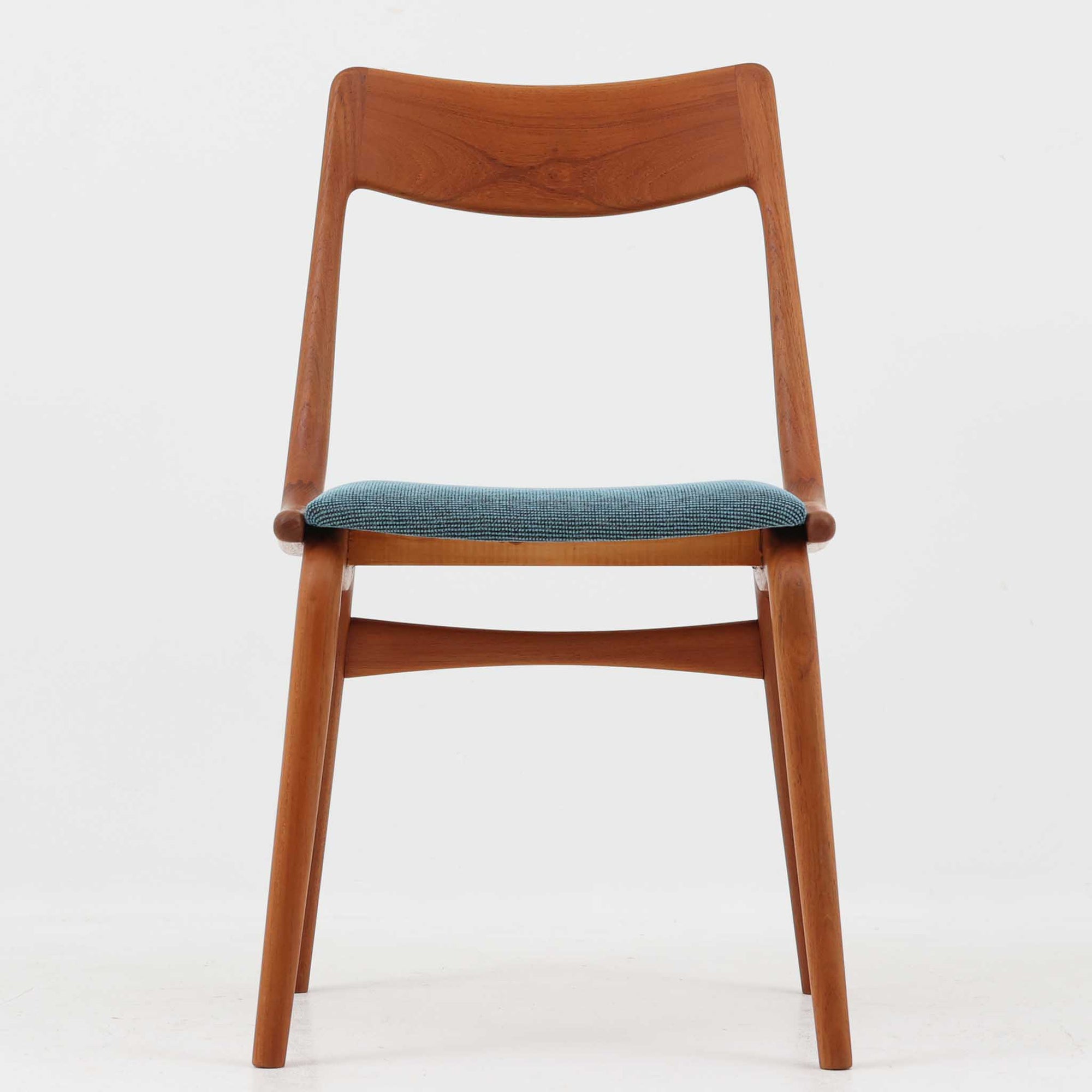 Alfred Christensenによってデザインされ、Slagelse Mobelvaerk社から製造されたNo.370、通称ブーメランチェアは、緩やかにカーブした背もたれと脚部が一体となった有機的な造形が印象的な北欧ビンテージ家具です。フレームには滑らかな質感のチーク材が使用され、経年により深みを増した木肌が空間に温もりを添えます。座面にはブルー系の上質なファブリックを張替済みで、デザイン性と快適性を兼ね備えた一脚として、ダイニングはもちろんデスク用にもおすすめです。