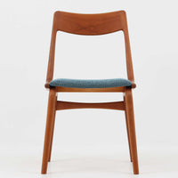 Alfred Christensenによってデザインされ、Slagelse Mobelvaerk社から製造されたNo.370、通称ブーメランチェアは、緩やかにカーブした背もたれと脚部が一体となった有機的な造形が印象的な北欧ビンテージ家具です。フレームには滑らかな質感のチーク材が使用され、経年により深みを増した木肌が空間に温もりを添えます。座面にはブルー系の上質なファブリックを張替済みで、デザイン性と快適性を兼ね備えた一脚として、ダイニングはもちろんデスク用にもおすすめです。