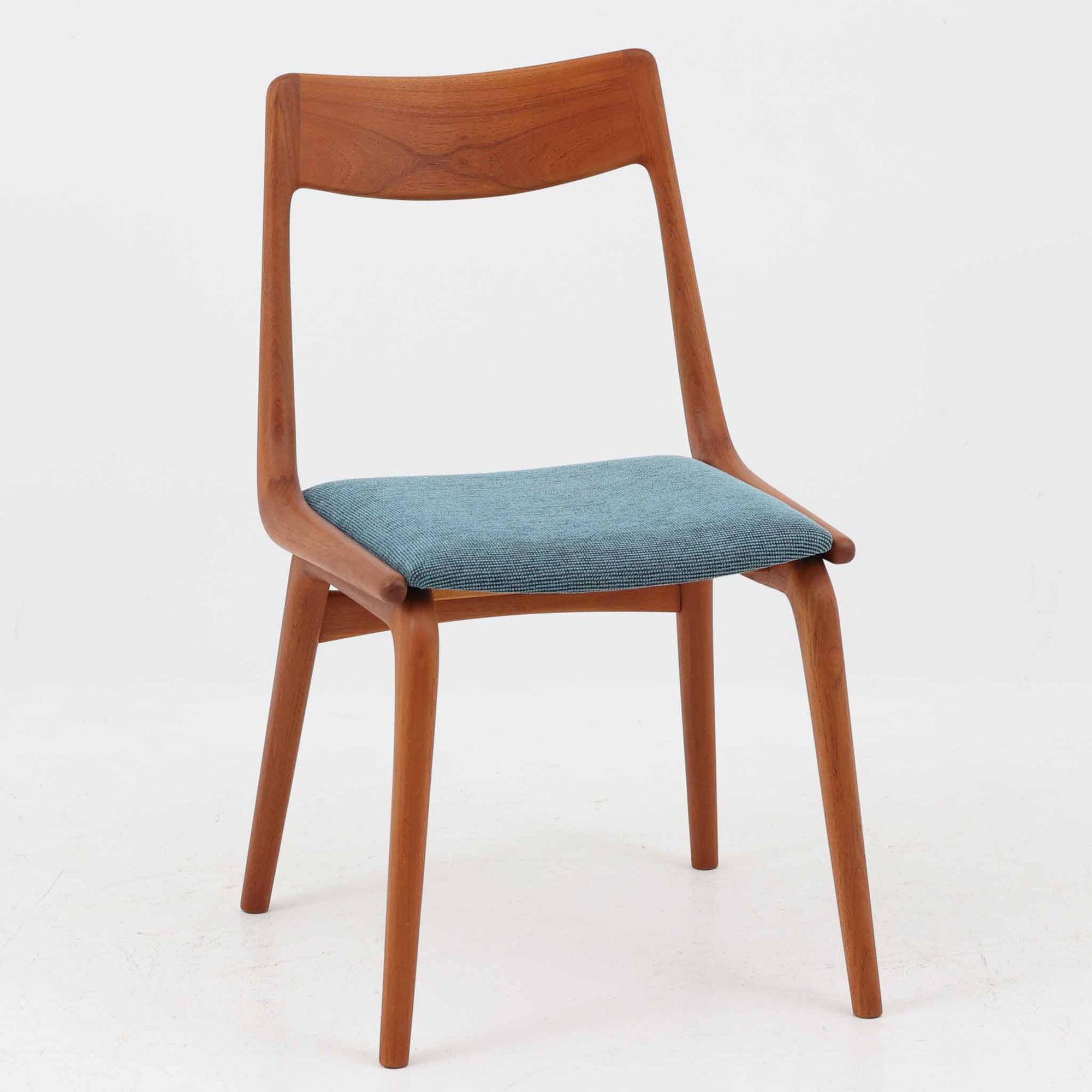 Alfred Christensenによってデザインされ、Slagelse Mobelvaerk社から製造されたNo.370、通称ブーメランチェアは、緩やかにカーブした背もたれと脚部が一体となった有機的な造形が印象的な北欧ビンテージ家具です。フレームには滑らかな質感のチーク材が使用され、経年により深みを増した木肌が空間に温もりを添えます。座面にはブルー系の上質なファブリックを張替済みで、デザイン性と快適性を兼ね備えた一脚として、ダイニングはもちろんデスク用にもおすすめです。