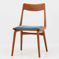 Alfred Christensenによってデザインされ、Slagelse Mobelvaerk社から製造されたNo.370、通称ブーメランチェアは、緩やかにカーブした背もたれと脚部が一体となった有機的な造形が印象的な北欧ビンテージ家具です。フレームには滑らかな質感のチーク材が使用され、経年により深みを増した木肌が空間に温もりを添えます。座面にはブルー系の上質なファブリックを張替済みで、デザイン性と快適性を兼ね備えた一脚として、ダイニングはもちろんデスク用にもおすすめです。