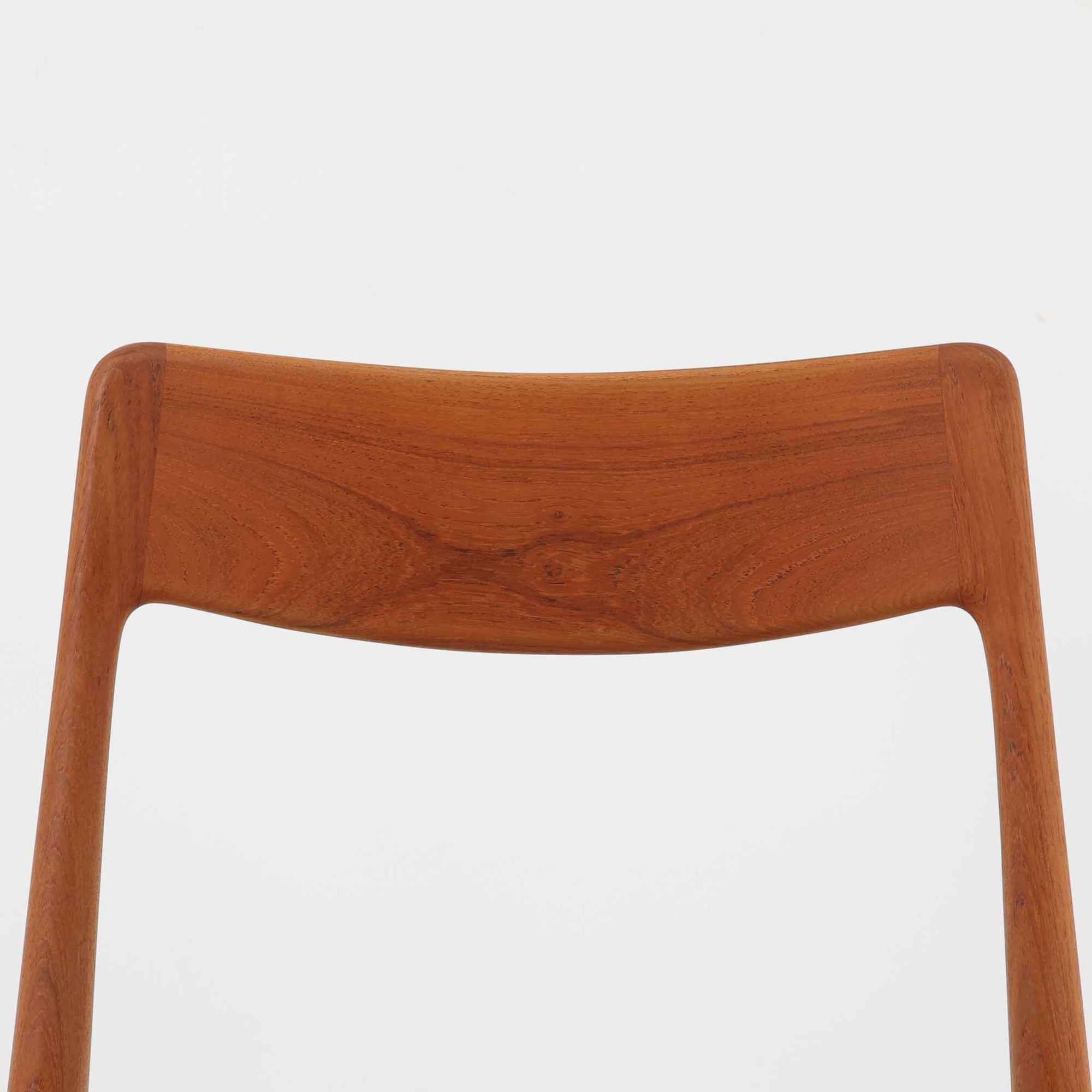 Alfred Christensenによってデザインされ、Slagelse Mobelvaerk社から製造されたNo.370、通称ブーメランチェアは、緩やかにカーブした背もたれと脚部が一体となった有機的な造形が印象的な北欧ビンテージ家具です。フレームには滑らかな質感のチーク材が使用され、経年により深みを増した木肌が空間に温もりを添えます。座面にはブルー系の上質なファブリックを張替済みで、デザイン性と快適性を兼ね備えた一脚として、ダイニングはもちろんデスク用にもおすすめです。