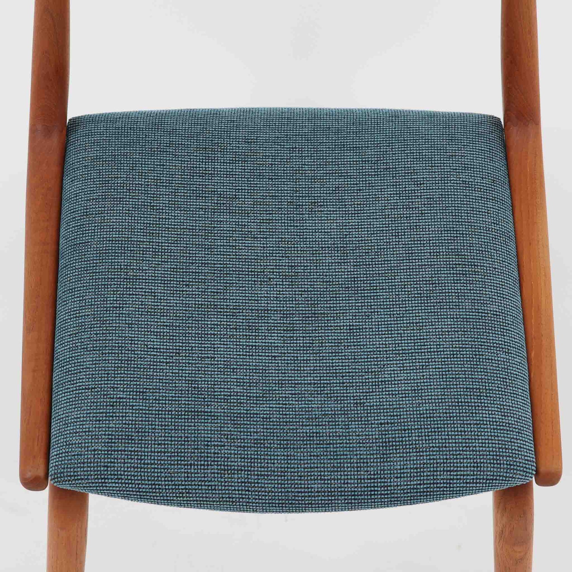 Alfred Christensenによってデザインされ、Slagelse Mobelvaerk社から製造されたNo.370、通称ブーメランチェアは、緩やかにカーブした背もたれと脚部が一体となった有機的な造形が印象的な北欧ビンテージ家具です。フレームには滑らかな質感のチーク材が使用され、経年により深みを増した木肌が空間に温もりを添えます。座面にはブルー系の上質なファブリックを張替済みで、デザイン性と快適性を兼ね備えた一脚として、ダイニングはもちろんデスク用にもおすすめです。