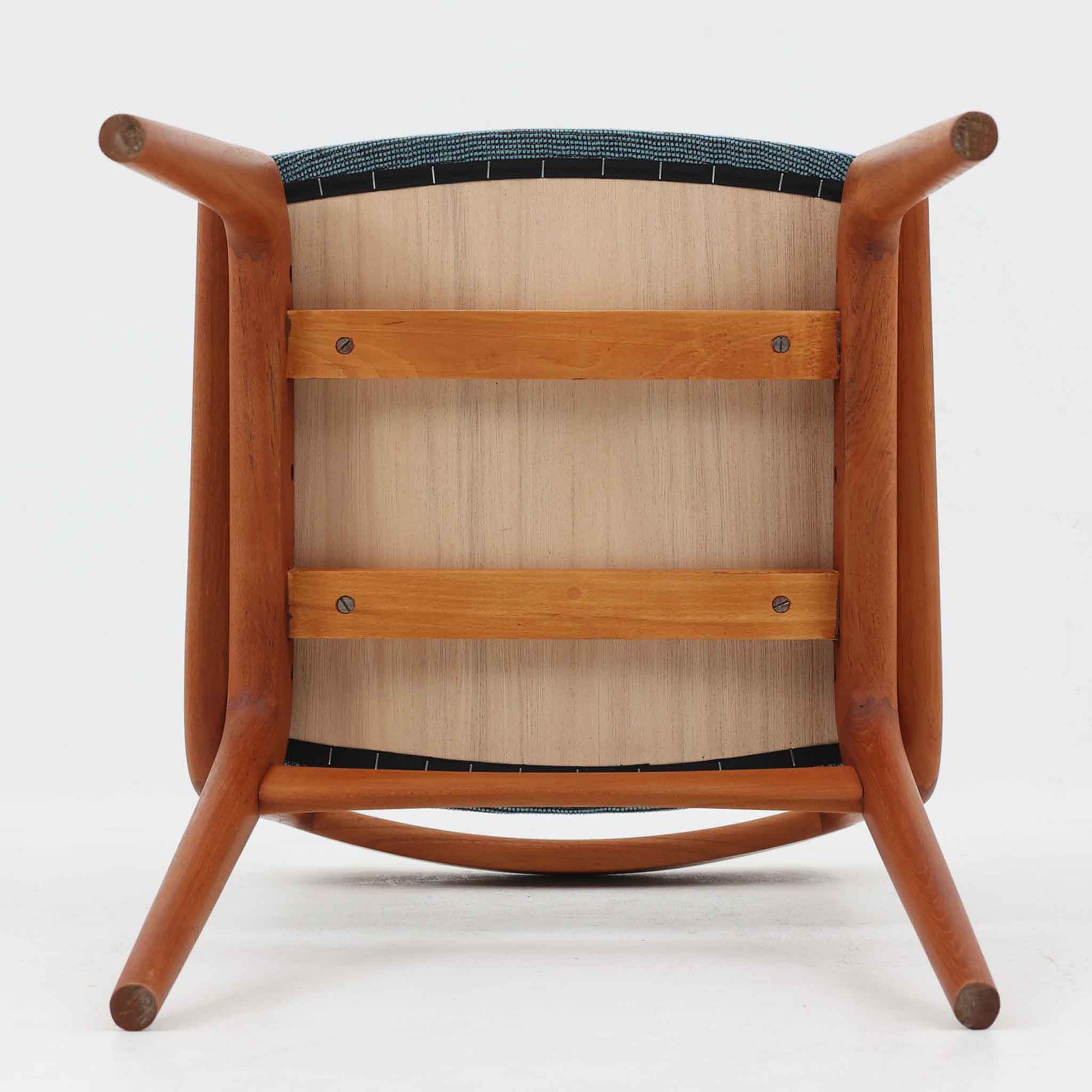 Alfred Christensenによってデザインされ、Slagelse Mobelvaerk社から製造されたNo.370、通称ブーメランチェアは、緩やかにカーブした背もたれと脚部が一体となった有機的な造形が印象的な北欧ビンテージ家具です。フレームには滑らかな質感のチーク材が使用され、経年により深みを増した木肌が空間に温もりを添えます。座面にはブルー系の上質なファブリックを張替済みで、デザイン性と快適性を兼ね備えた一脚として、ダイニングはもちろんデスク用にもおすすめです。