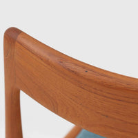 Alfred Christensenによってデザインされ、Slagelse Mobelvaerk社から製造されたNo.370、通称ブーメランチェアは、緩やかにカーブした背もたれと脚部が一体となった有機的な造形が印象的な北欧ビンテージ家具です。フレームには滑らかな質感のチーク材が使用され、経年により深みを増した木肌が空間に温もりを添えます。座面にはブルー系の上質なファブリックを張替済みで、デザイン性と快適性を兼ね備えた一脚として、ダイニングはもちろんデスク用にもおすすめです。