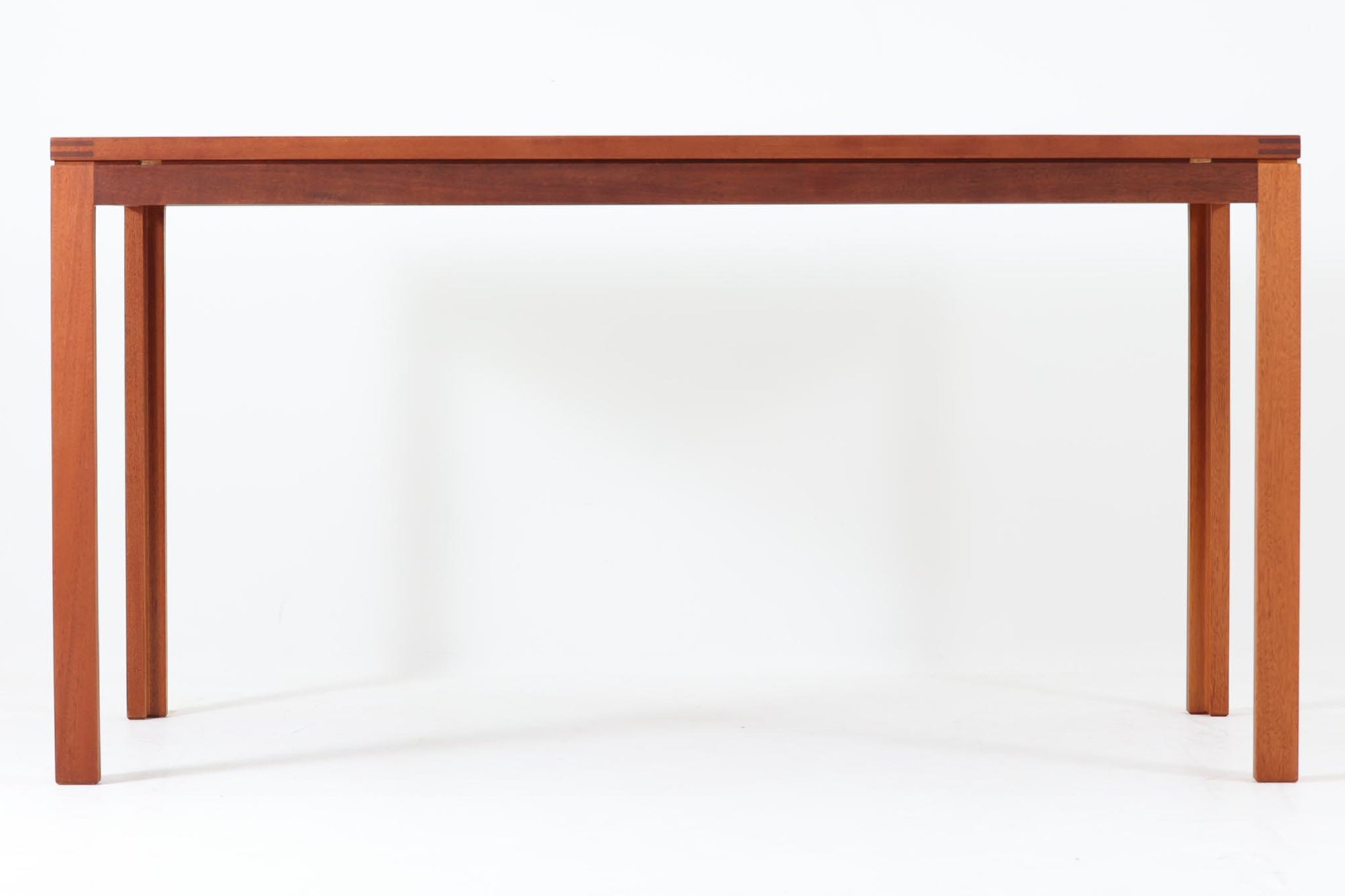 Christian Hvidtがデザインし、Soborg mobler社によって製造されたマホガニー材のダイニングテーブル。幅140cmのコンパクトなサイズながら、洗練されたデザインと精巧な作りが際立ちます。天板の縁には美しいディテールが施され、角の組み木細工が職人の技術を感じさせます。マホガニー材特有の深みのある色合いと滑らかな質感が、高級感のある空間を演出。シンプルでありながら機能的なデザインが、北欧家具らしい魅力を引き立てています。