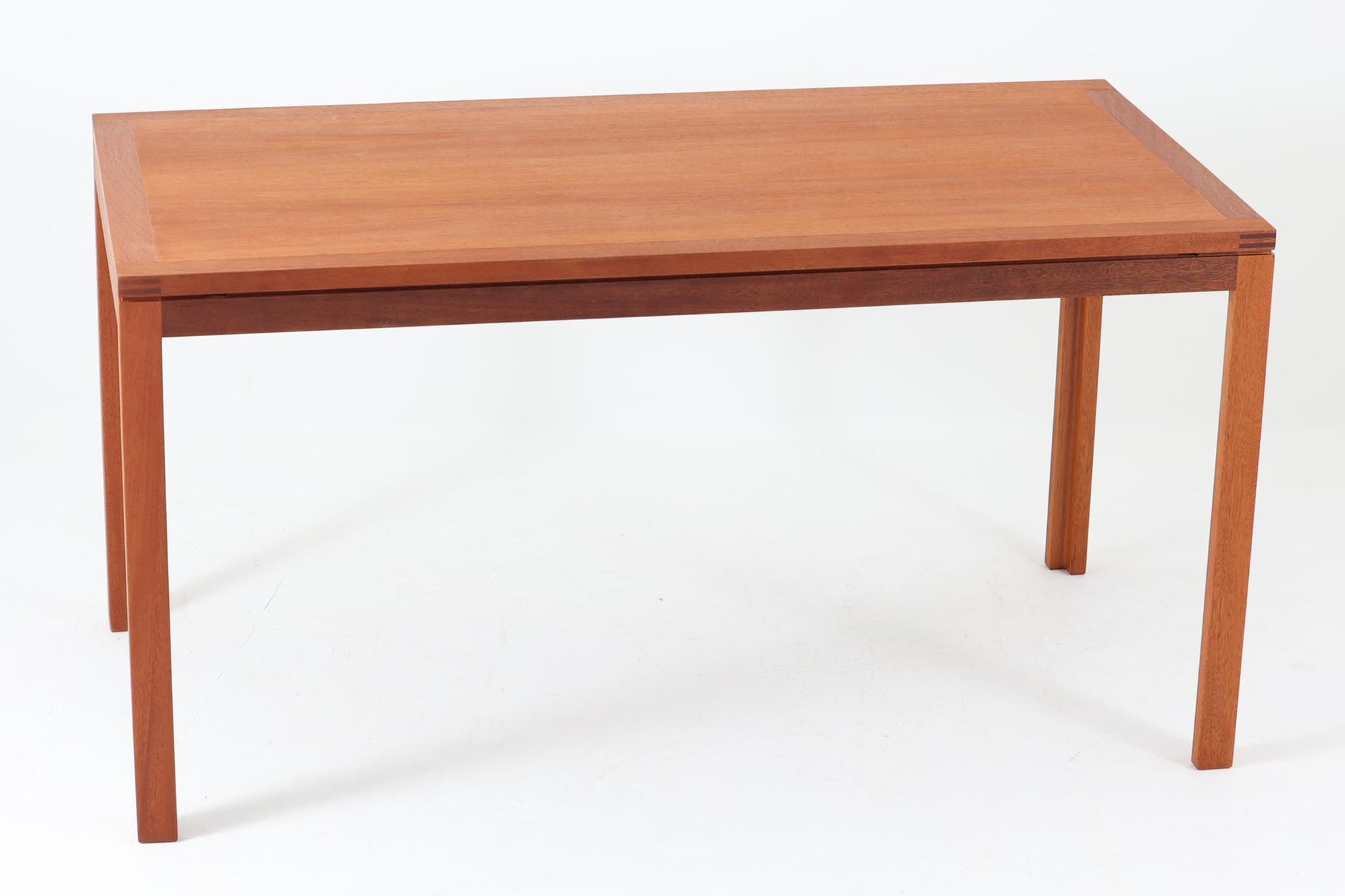 Christian Hvidtがデザインし、Soborg mobler社によって製造されたマホガニー材のダイニングテーブル。幅140cmのコンパクトなサイズながら、洗練されたデザインと精巧な作りが際立ちます。天板の縁には美しいディテールが施され、角の組み木細工が職人の技術を感じさせます。マホガニー材特有の深みのある色合いと滑らかな質感が、高級感のある空間を演出。シンプルでありながら機能的なデザインが、北欧家具らしい魅力を引き立てています。