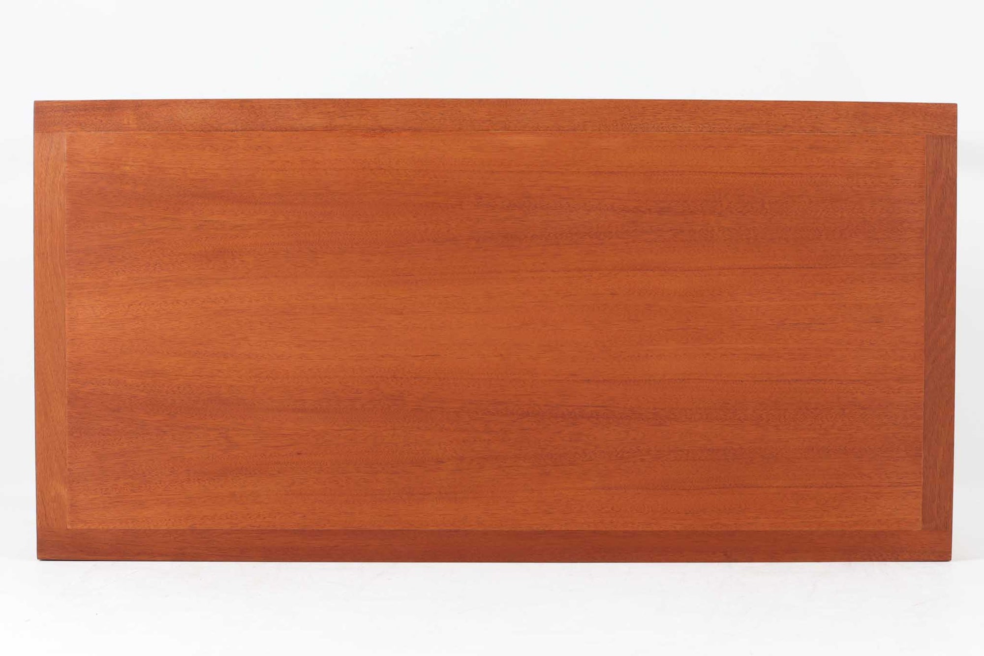 Christian Hvidtがデザインし、Soborg mobler社によって製造されたマホガニー材のダイニングテーブル。幅140cmのコンパクトなサイズながら、洗練されたデザインと精巧な作りが際立ちます。天板の縁には美しいディテールが施され、角の組み木細工が職人の技術を感じさせます。マホガニー材特有の深みのある色合いと滑らかな質感が、高級感のある空間を演出。シンプルでありながら機能的なデザインが、北欧家具らしい魅力を引き立てています。