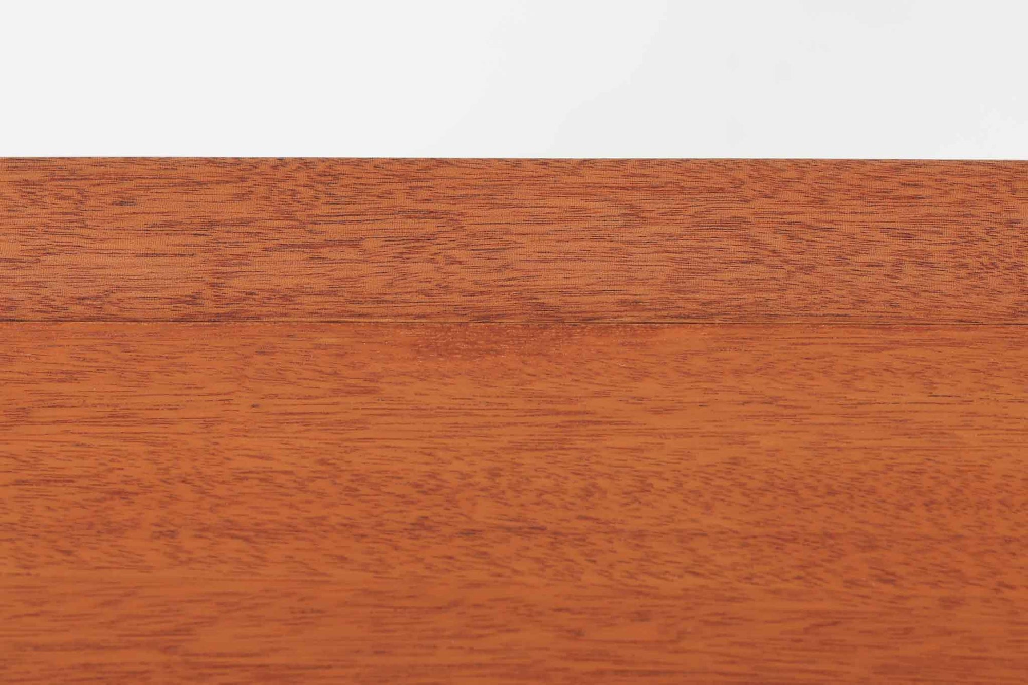 Christian Hvidtがデザインし、Soborg mobler社によって製造されたマホガニー材のダイニングテーブル。幅140cmのコンパクトなサイズながら、洗練されたデザインと精巧な作りが際立ちます。天板の縁には美しいディテールが施され、角の組み木細工が職人の技術を感じさせます。マホガニー材特有の深みのある色合いと滑らかな質感が、高級感のある空間を演出。シンプルでありながら機能的なデザインが、北欧家具らしい魅力を引き立てています。