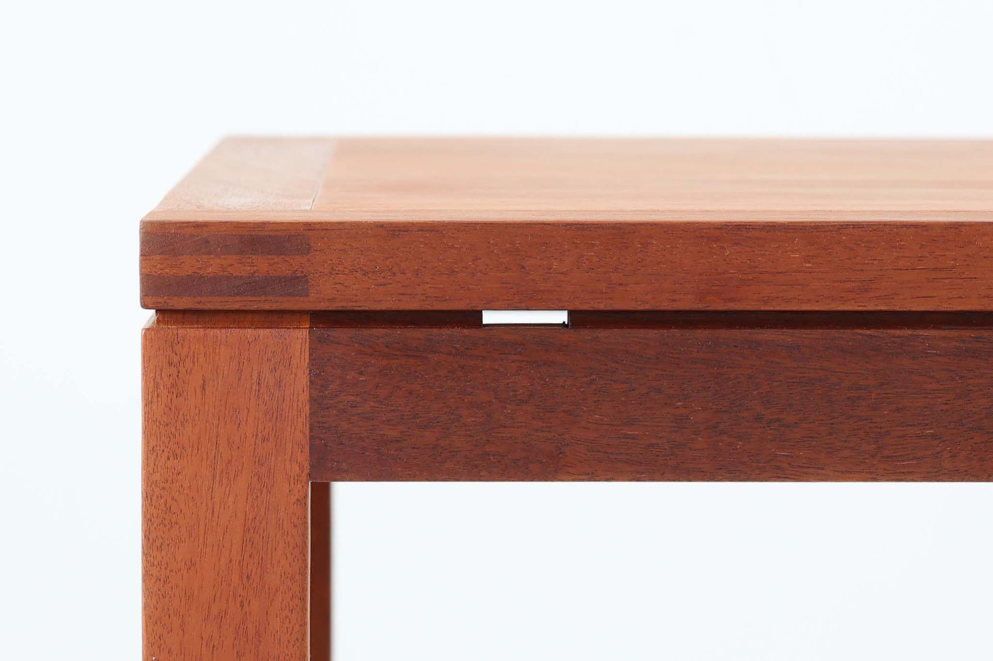 Christian Hvidtがデザインし、Soborg mobler社によって製造されたマホガニー材のダイニングテーブル。幅140cmのコンパクトなサイズながら、洗練されたデザインと精巧な作りが際立ちます。天板の縁には美しいディテールが施され、角の組み木細工が職人の技術を感じさせます。マホガニー材特有の深みのある色合いと滑らかな質感が、高級感のある空間を演出。シンプルでありながら機能的なデザインが、北欧家具らしい魅力を引き立てています。