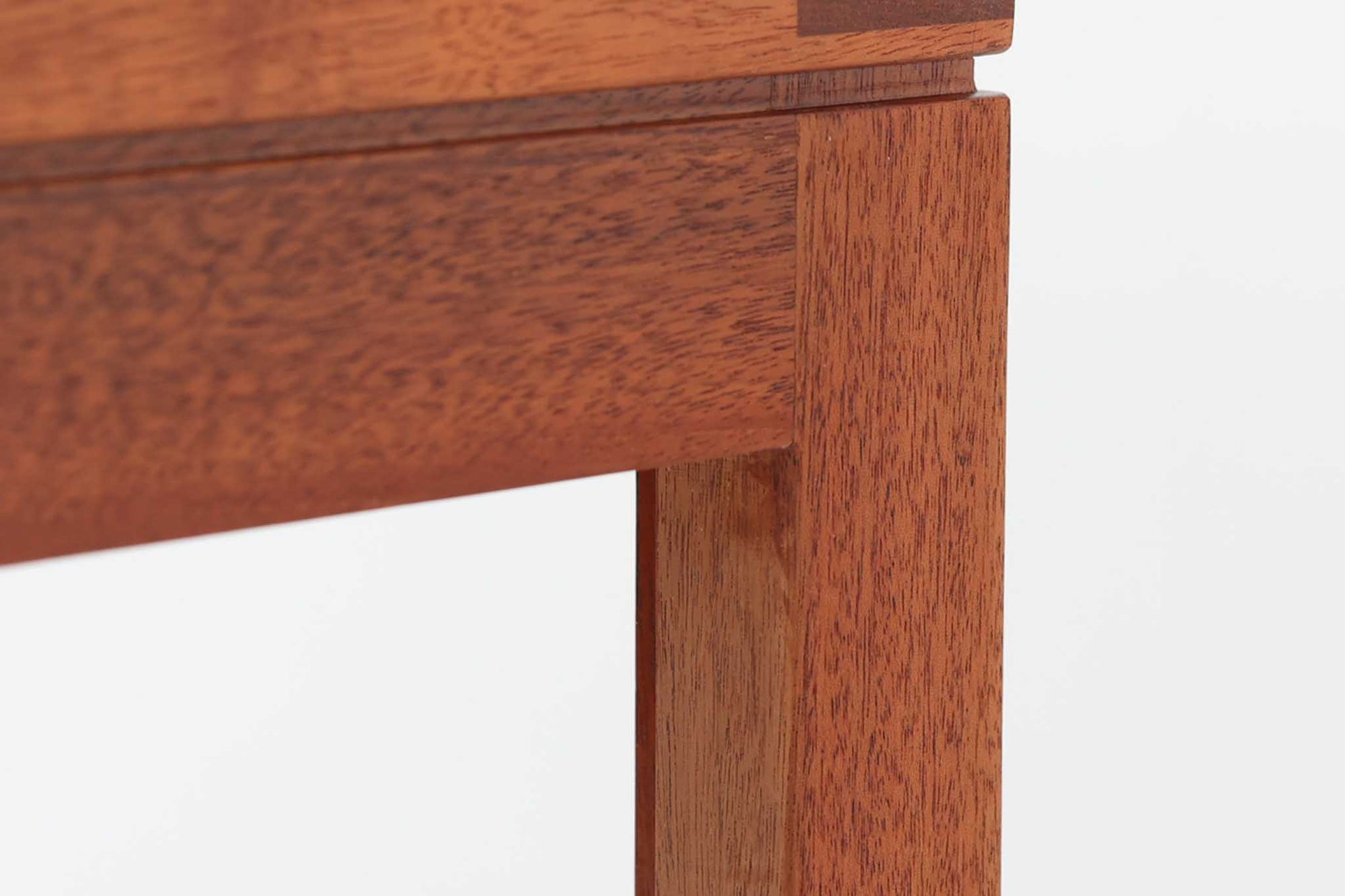 Christian Hvidtがデザインし、Soborg mobler社によって製造されたマホガニー材のダイニングテーブル。幅140cmのコンパクトなサイズながら、洗練されたデザインと精巧な作りが際立ちます。天板の縁には美しいディテールが施され、角の組み木細工が職人の技術を感じさせます。マホガニー材特有の深みのある色合いと滑らかな質感が、高級感のある空間を演出。シンプルでありながら機能的なデザインが、北欧家具らしい魅力を引き立てています。