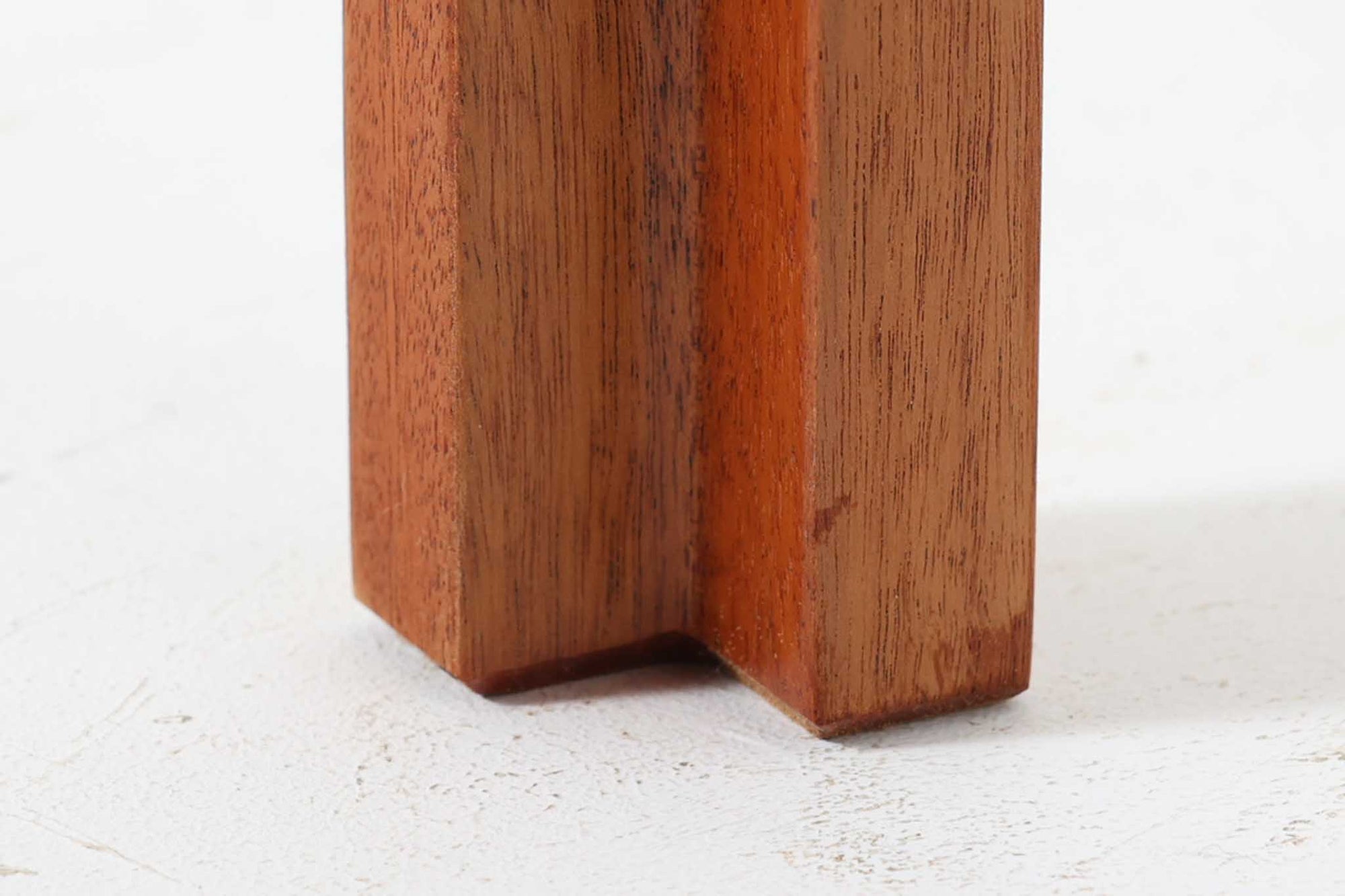 Christian Hvidtがデザインし、Soborg mobler社によって製造されたマホガニー材のダイニングテーブル。幅140cmのコンパクトなサイズながら、洗練されたデザインと精巧な作りが際立ちます。天板の縁には美しいディテールが施され、角の組み木細工が職人の技術を感じさせます。マホガニー材特有の深みのある色合いと滑らかな質感が、高級感のある空間を演出。シンプルでありながら機能的なデザインが、北欧家具らしい魅力を引き立てています。