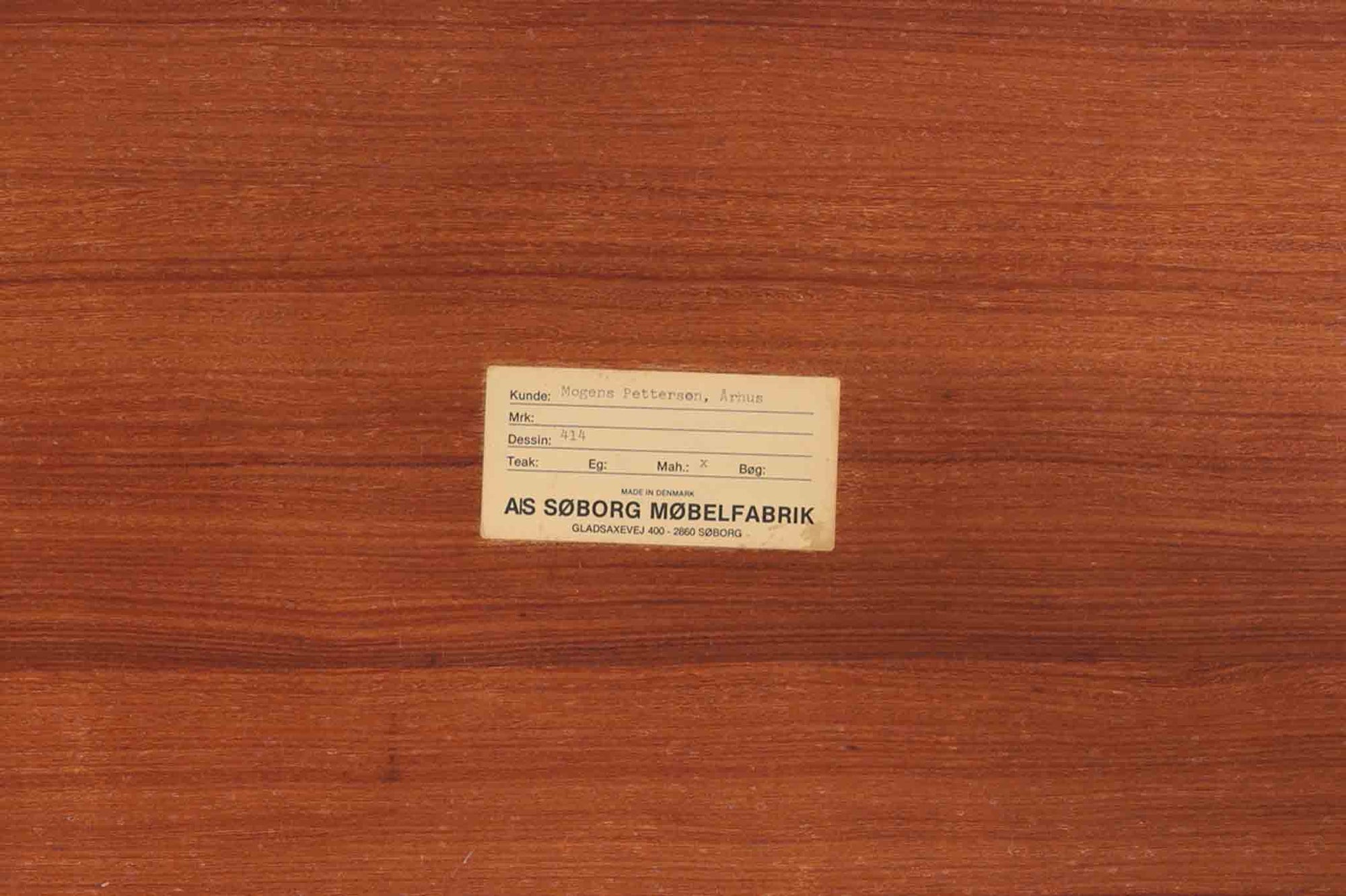 Christian Hvidtがデザインし、Soborg mobler社によって製造されたマホガニー材のダイニングテーブル。幅140cmのコンパクトなサイズながら、洗練されたデザインと精巧な作りが際立ちます。天板の縁には美しいディテールが施され、角の組み木細工が職人の技術を感じさせます。マホガニー材特有の深みのある色合いと滑らかな質感が、高級感のある空間を演出。シンプルでありながら機能的なデザインが、北欧家具らしい魅力を引き立てています。