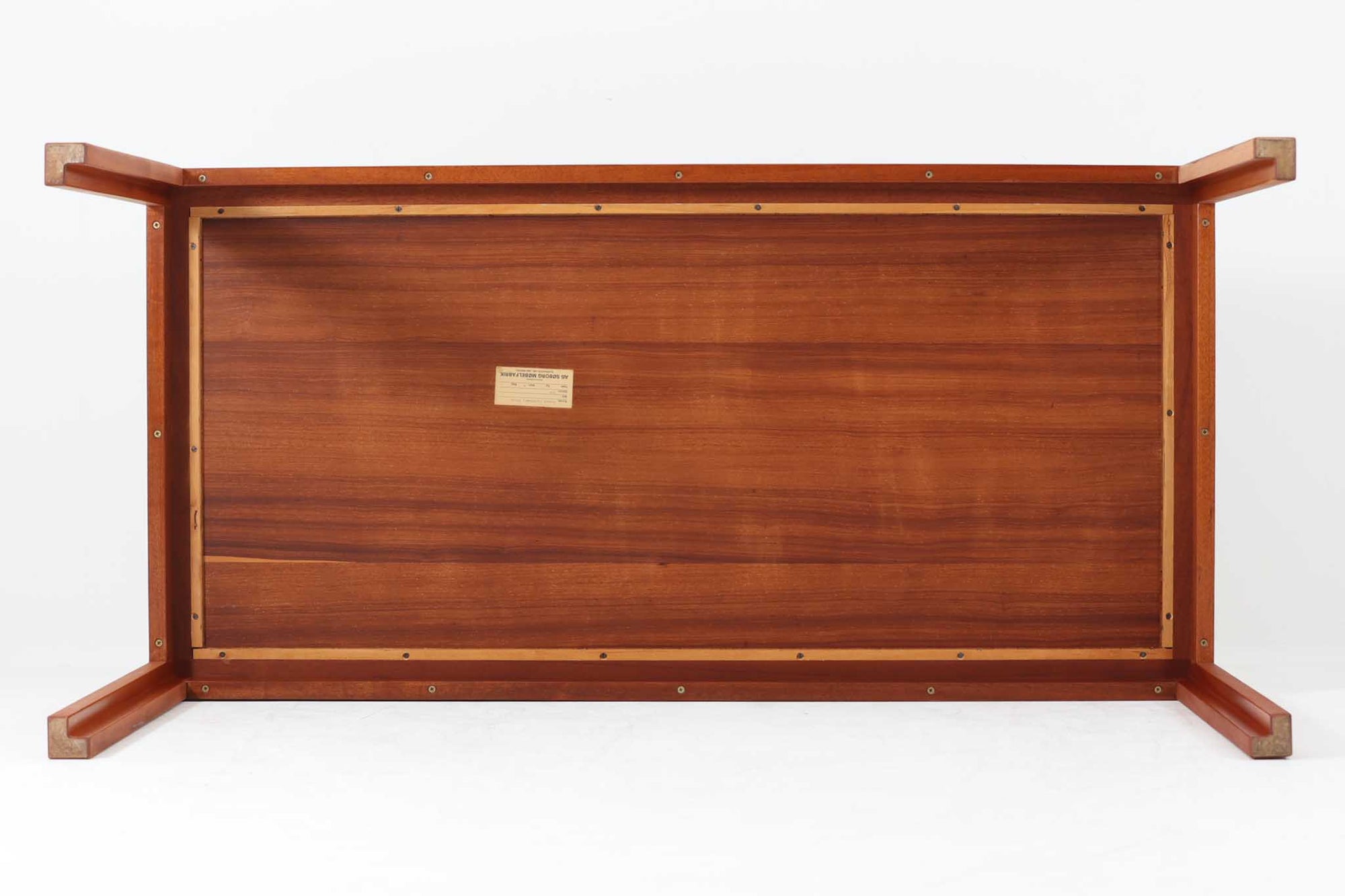 Christian Hvidtがデザインし、Soborg mobler社によって製造されたマホガニー材のダイニングテーブル。幅140cmのコンパクトなサイズながら、洗練されたデザインと精巧な作りが際立ちます。天板の縁には美しいディテールが施され、角の組み木細工が職人の技術を感じさせます。マホガニー材特有の深みのある色合いと滑らかな質感が、高級感のある空間を演出。シンプルでありながら機能的なデザインが、北欧家具らしい魅力を引き立てています。