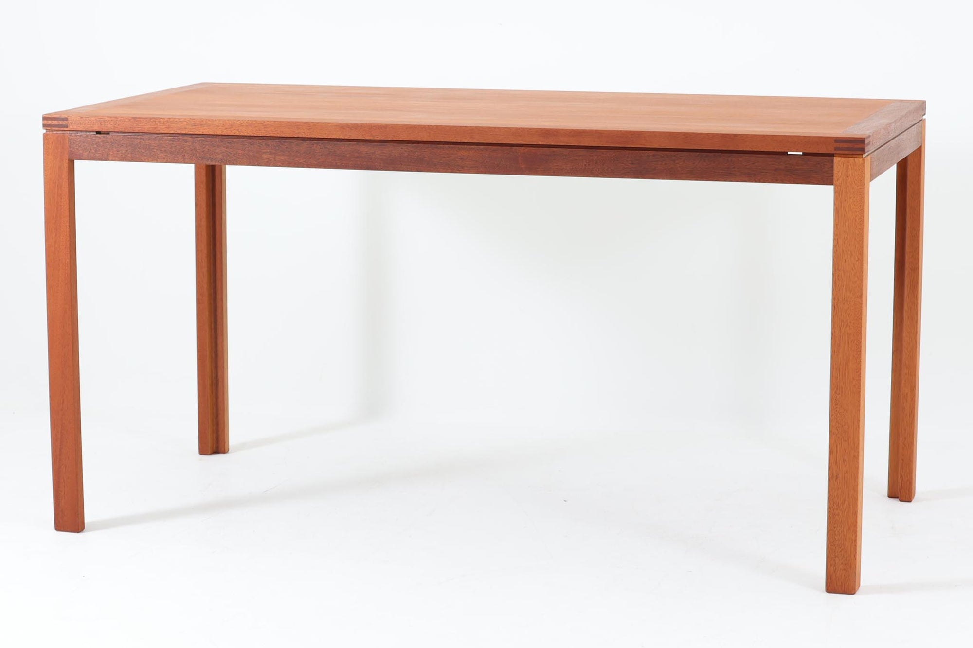 Christian Hvidtがデザインし、Soborg mobler社によって製造されたマホガニー材のダイニングテーブル。幅140cmのコンパクトなサイズながら、洗練されたデザインと精巧な作りが際立ちます。天板の縁には美しいディテールが施され、角の組み木細工が職人の技術を感じさせます。マホガニー材特有の深みのある色合いと滑らかな質感が、高級感のある空間を演出。シンプルでありながら機能的なデザインが、北欧家具らしい魅力を引き立てています。