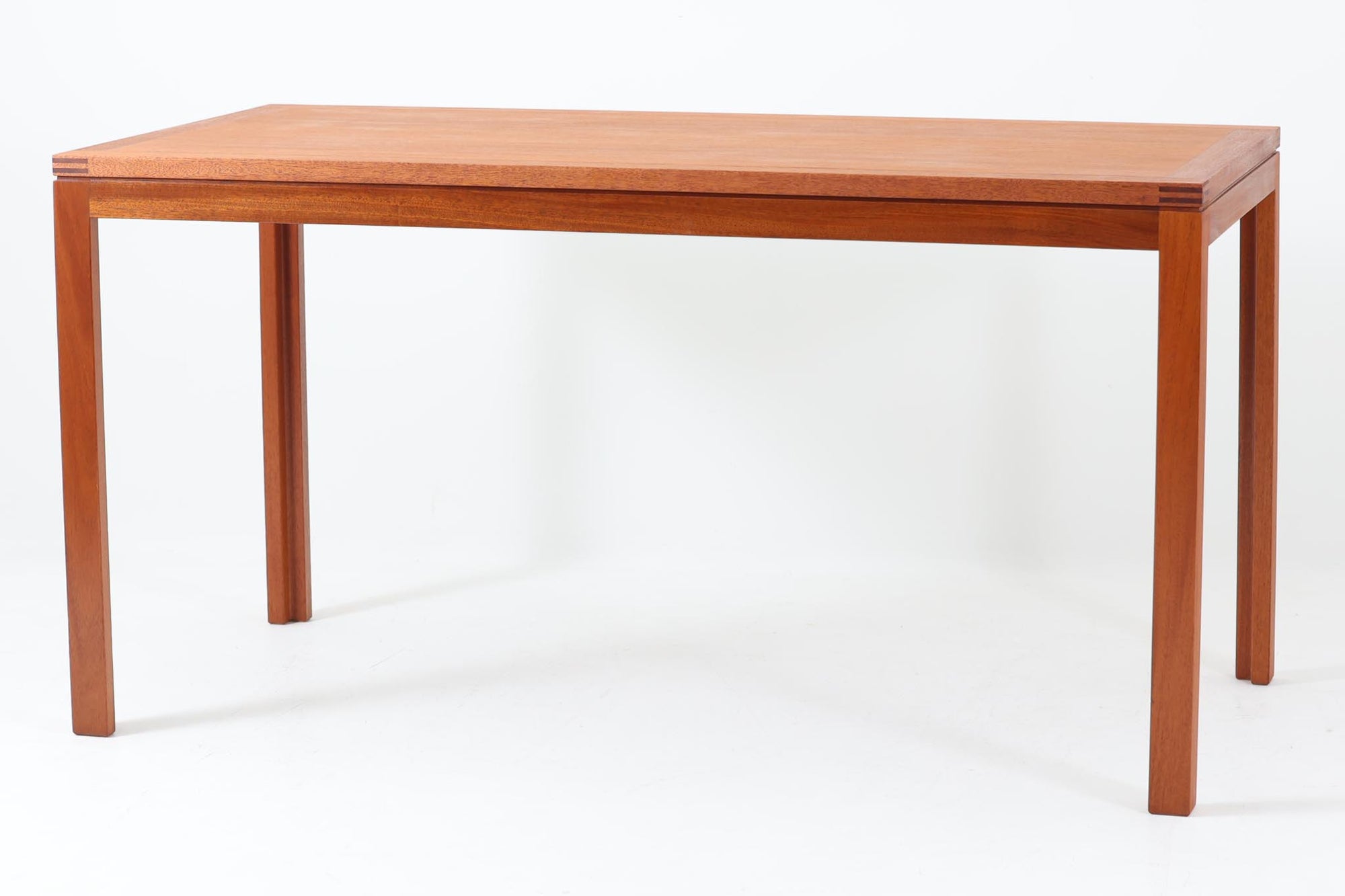 Christian Hvidtがデザインし、Soborg mobler社によって製造されたマホガニー材のダイニングテーブル。幅140cmのコンパクトなサイズながら、洗練されたデザインと精巧な作りが際立ちます。天板の縁には美しいディテールが施され、角の組み木細工が職人の技術を感じさせます。マホガニー材特有の深みのある色合いと滑らかな質感が、高級感のある空間を演出。シンプルでありながら機能的なデザインが、北欧家具らしい魅力を引き立てています。