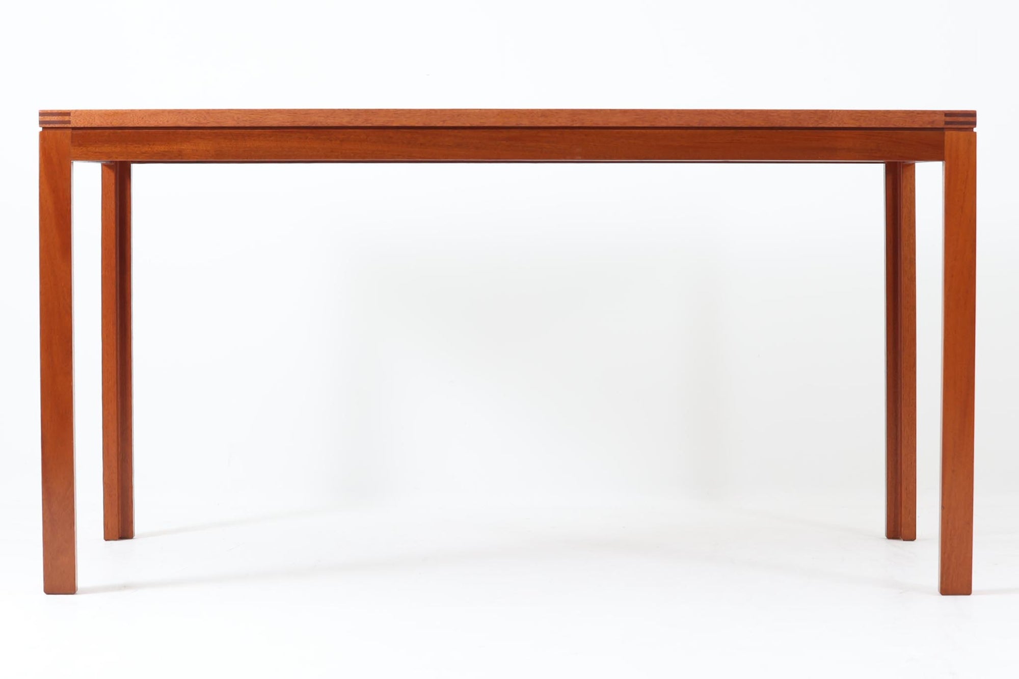 Christian Hvidtがデザインし、Soborg mobler社によって製造されたマホガニー材のダイニングテーブル。幅140cmのコンパクトなサイズながら、洗練されたデザインと精巧な作りが際立ちます。天板の縁には美しいディテールが施され、角の組み木細工が職人の技術を感じさせます。マホガニー材特有の深みのある色合いと滑らかな質感が、高級感のある空間を演出。シンプルでありながら機能的なデザインが、北欧家具らしい魅力を引き立てています。