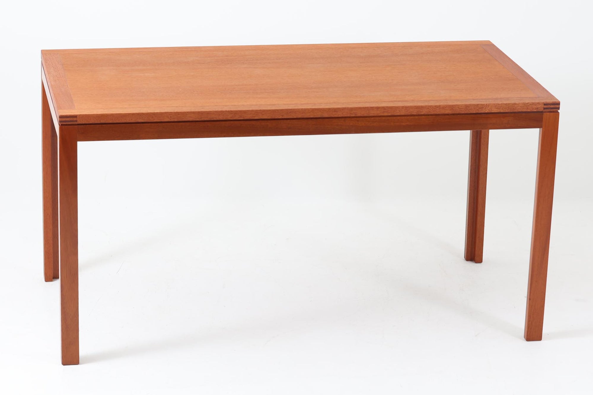 Christian Hvidtがデザインし、Soborg mobler社によって製造されたマホガニー材のダイニングテーブル。幅140cmのコンパクトなサイズながら、洗練されたデザインと精巧な作りが際立ちます。天板の縁には美しいディテールが施され、角の組み木細工が職人の技術を感じさせます。マホガニー材特有の深みのある色合いと滑らかな質感が、高級感のある空間を演出。シンプルでありながら機能的なデザインが、北欧家具らしい魅力を引き立てています。