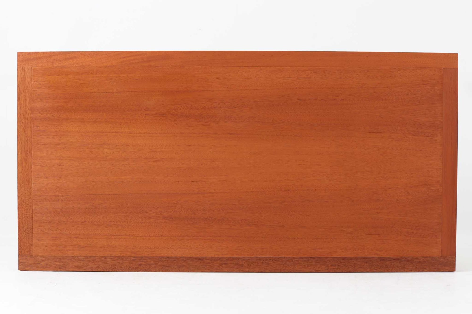 Christian Hvidtがデザインし、Soborg mobler社によって製造されたマホガニー材のダイニングテーブル。幅140cmのコンパクトなサイズながら、洗練されたデザインと精巧な作りが際立ちます。天板の縁には美しいディテールが施され、角の組み木細工が職人の技術を感じさせます。マホガニー材特有の深みのある色合いと滑らかな質感が、高級感のある空間を演出。シンプルでありながら機能的なデザインが、北欧家具らしい魅力を引き立てています。