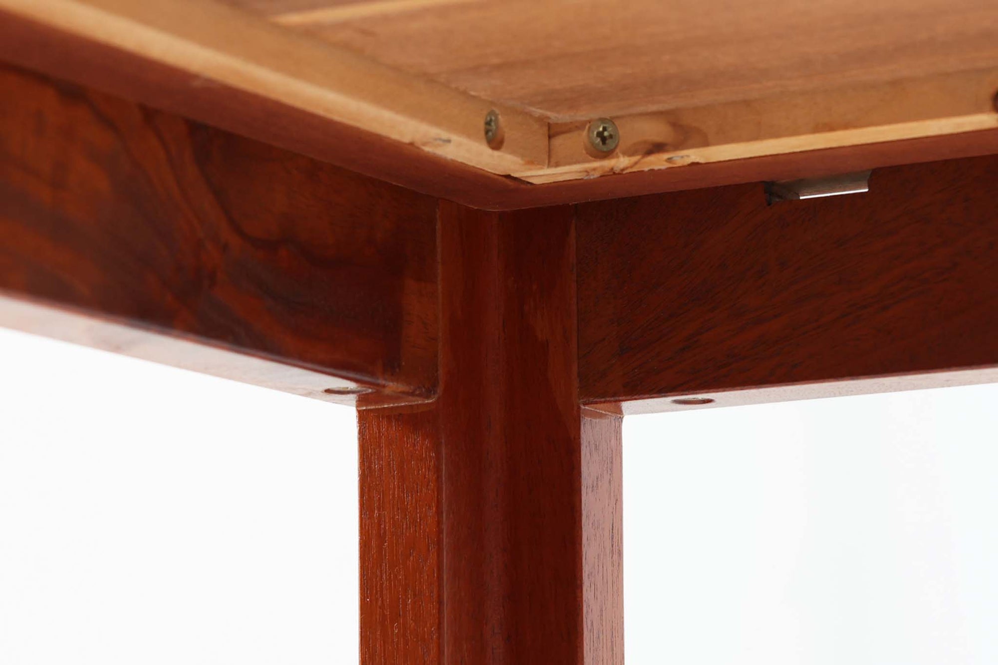 Christian Hvidtがデザインし、Soborg mobler社によって製造されたマホガニー材のダイニングテーブル。幅140cmのコンパクトなサイズながら、洗練されたデザインと精巧な作りが際立ちます。天板の縁には美しいディテールが施され、角の組み木細工が職人の技術を感じさせます。マホガニー材特有の深みのある色合いと滑らかな質感が、高級感のある空間を演出。シンプルでありながら機能的なデザインが、北欧家具らしい魅力を引き立てています。