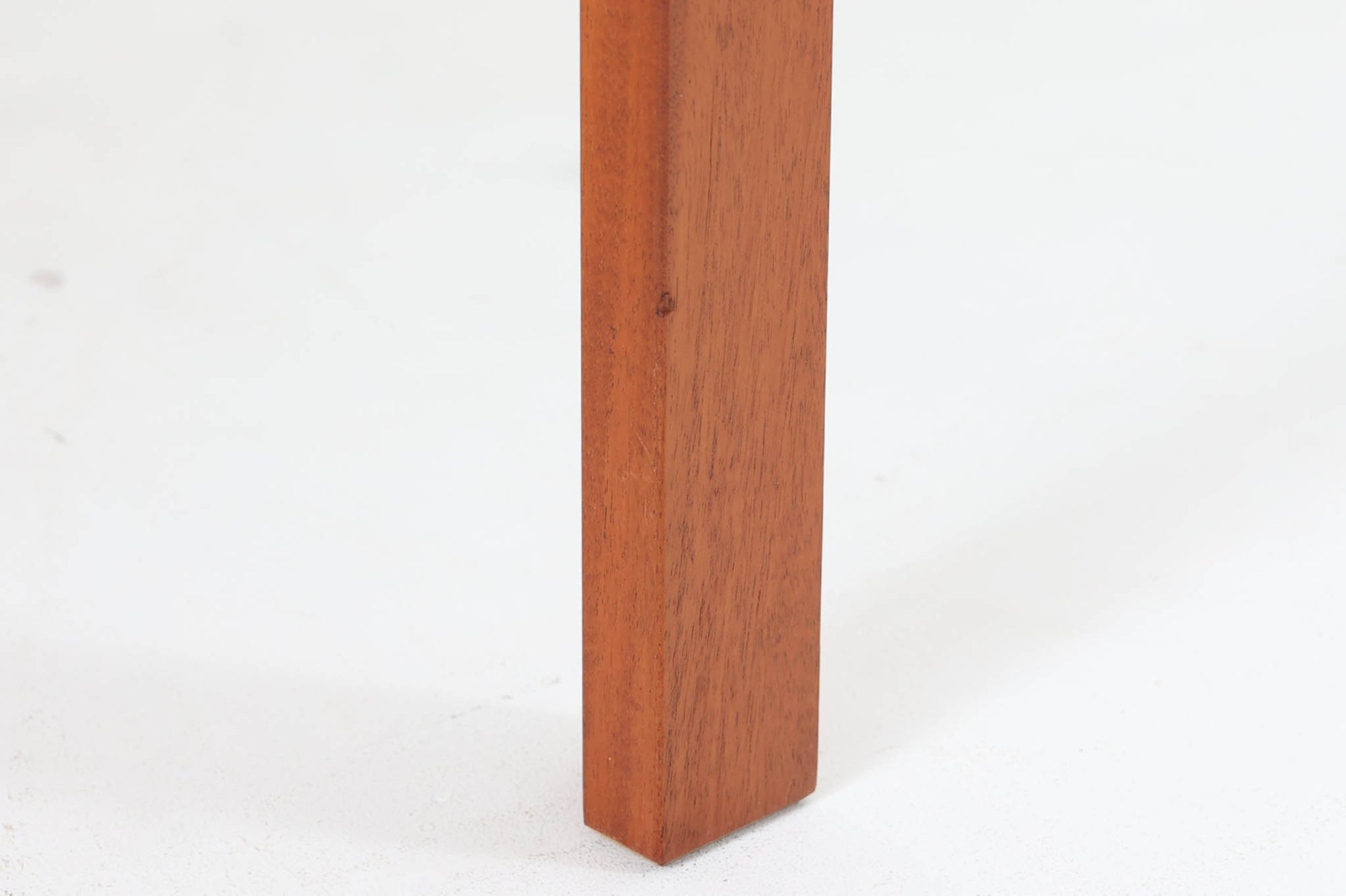 Christian Hvidtがデザインし、Soborg mobler社によって製造されたマホガニー材のダイニングテーブル。幅140cmのコンパクトなサイズながら、洗練されたデザインと精巧な作りが際立ちます。天板の縁には美しいディテールが施され、角の組み木細工が職人の技術を感じさせます。マホガニー材特有の深みのある色合いと滑らかな質感が、高級感のある空間を演出。シンプルでありながら機能的なデザインが、北欧家具らしい魅力を引き立てています。