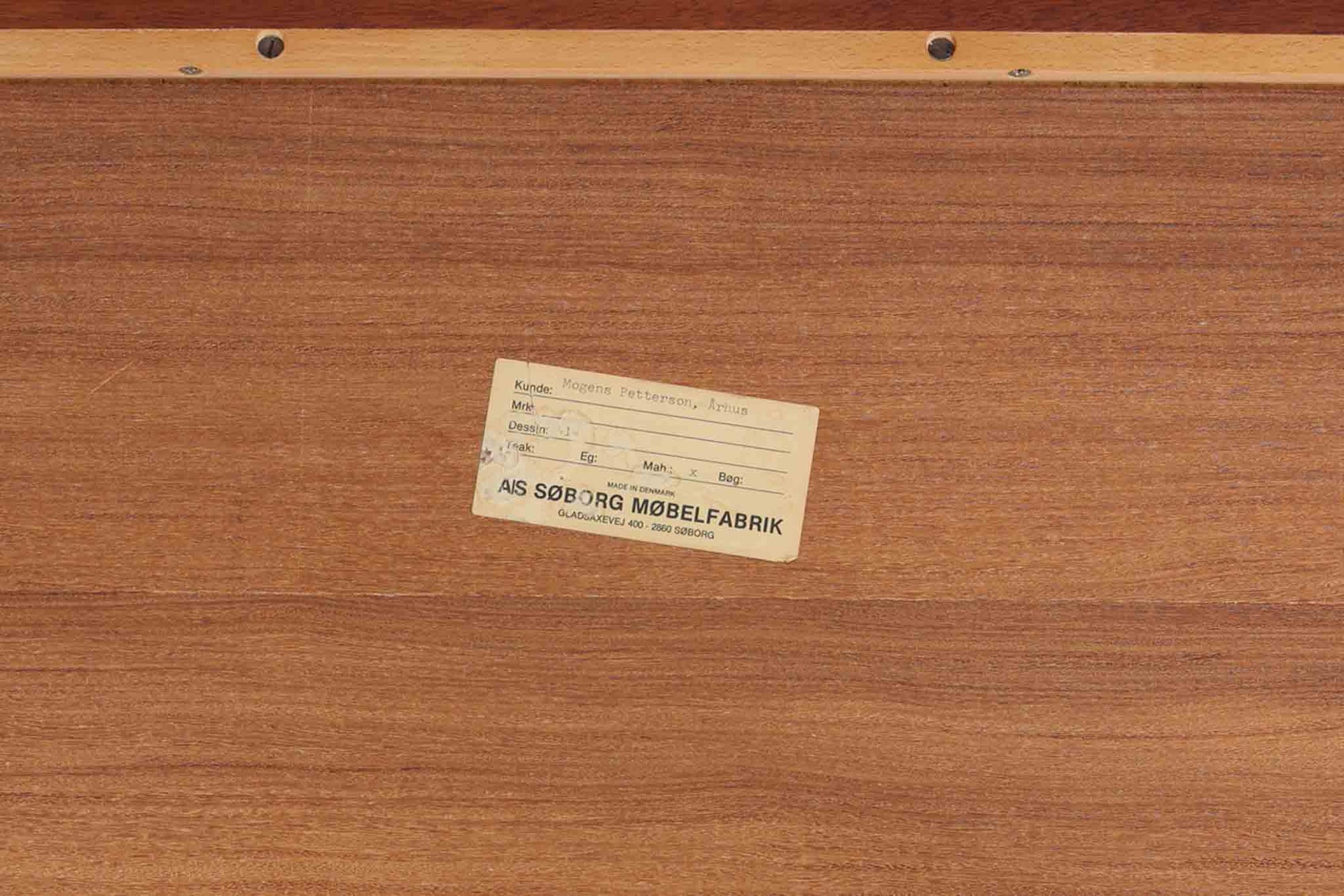 Christian Hvidtがデザインし、Soborg mobler社によって製造されたマホガニー材のダイニングテーブル。幅140cmのコンパクトなサイズながら、洗練されたデザインと精巧な作りが際立ちます。天板の縁には美しいディテールが施され、角の組み木細工が職人の技術を感じさせます。マホガニー材特有の深みのある色合いと滑らかな質感が、高級感のある空間を演出。シンプルでありながら機能的なデザインが、北欧家具らしい魅力を引き立てています。