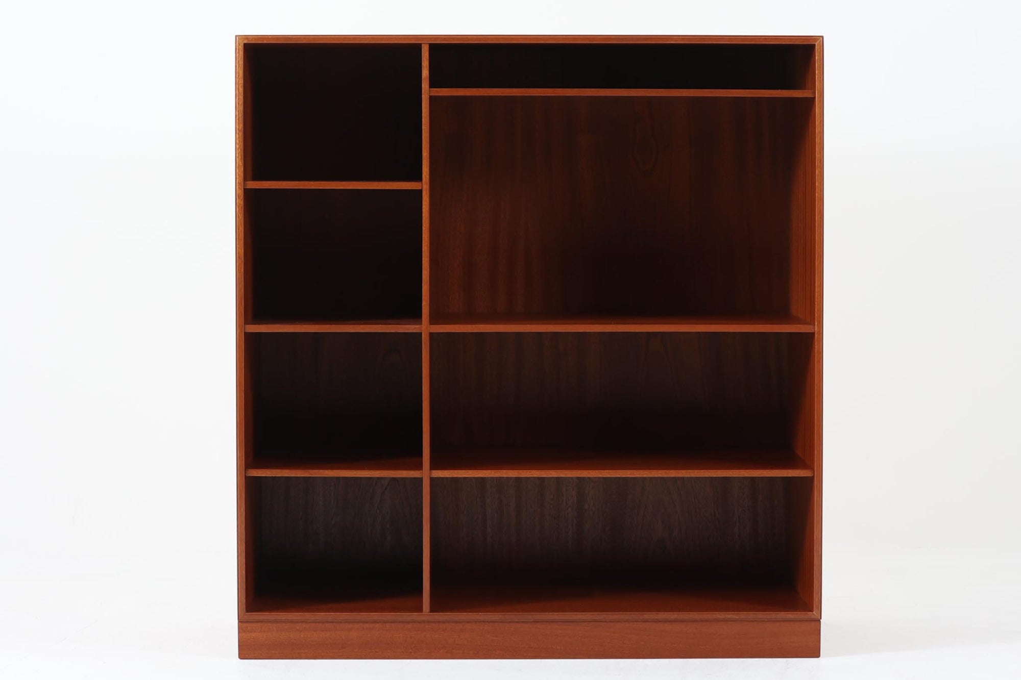 北欧より買い付けた「mogens Koch」によってデザインされたブックシェルフです。キャビネットやシェルフを組み合わせて使用するためにデザインされた物で、デンマーク家具最高峰のユニットシェルフと言われています。良質なマホガニー無垢材が使用されています。