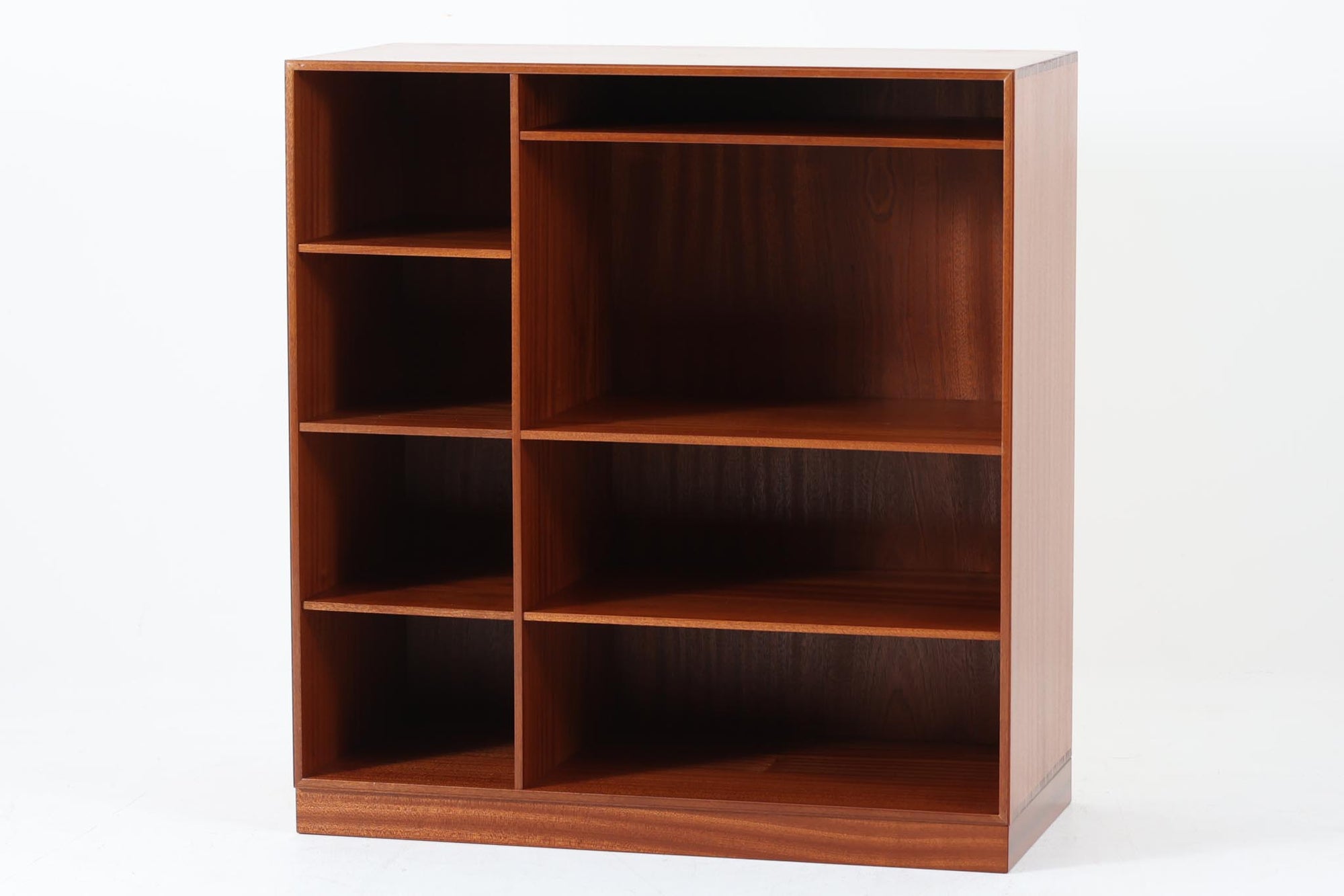 北欧より買い付けた「mogens Koch」によってデザインされたブックシェルフです。キャビネットやシェルフを組み合わせて使用するためにデザインされた物で、デンマーク家具最高峰のユニットシェルフと言われています。良質なマホガニー無垢材が使用されています。