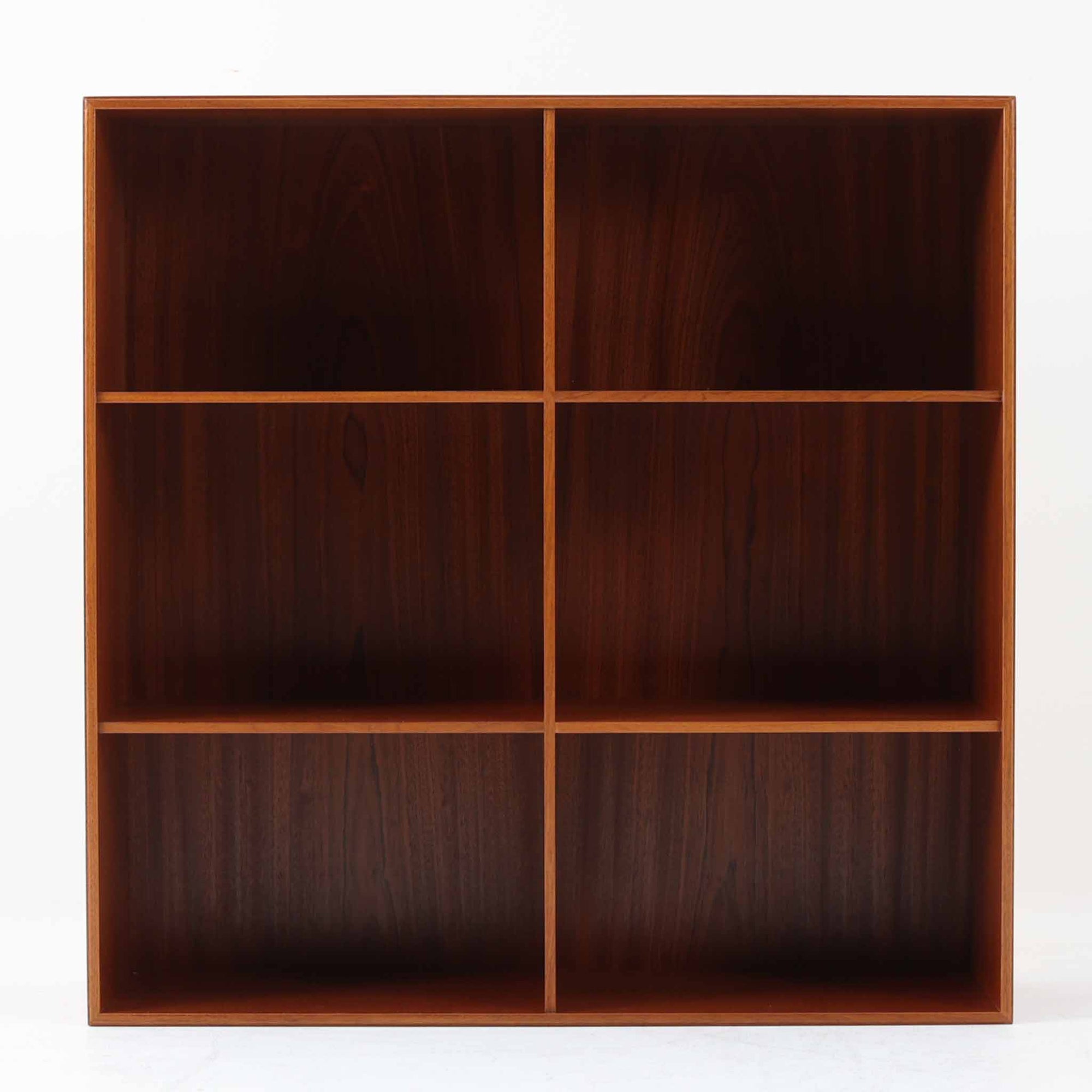 北欧より買い付けた「Mogens Koch」によってデザインされたブックシェルフです。キャビネットやシェルフを組み合わせて使用するためにデザインされた物で、デンマーク家具最高峰のユニットシェルフと言われています。良質なマホガニー無垢材が使用されています。