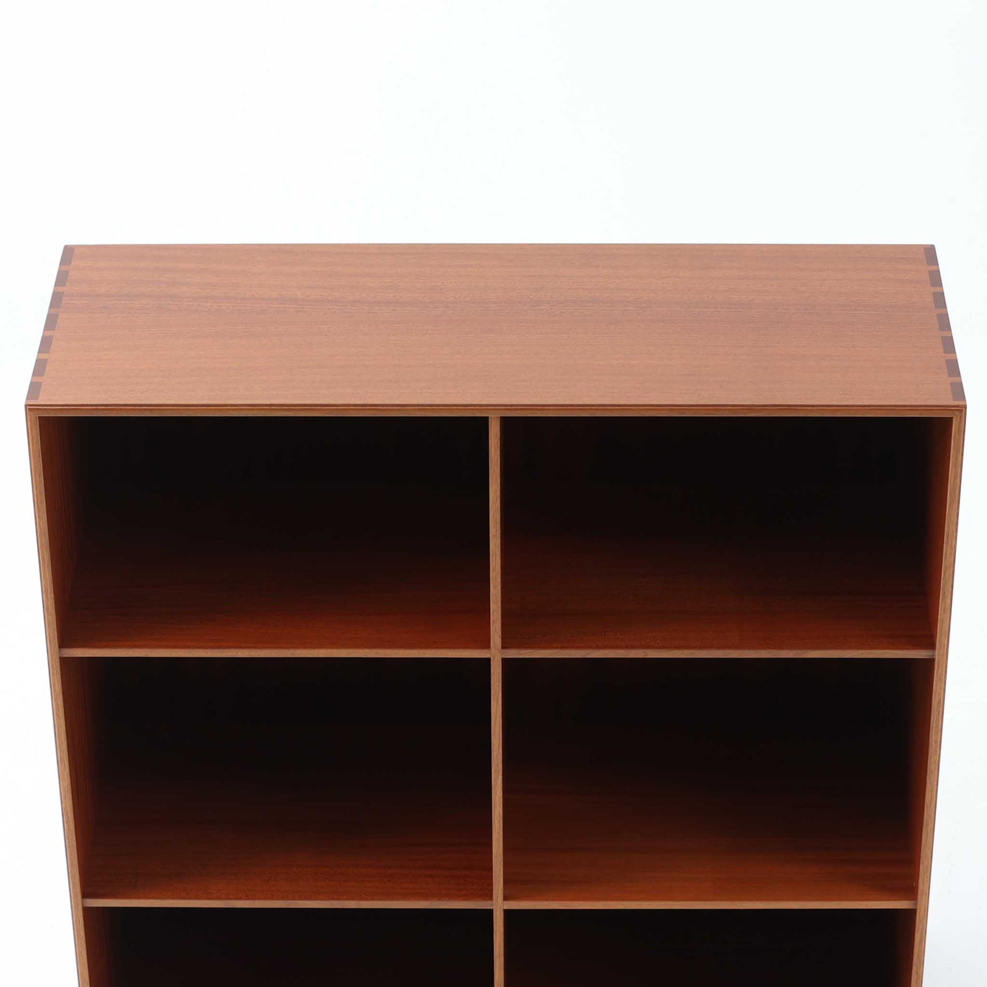 北欧より買い付けた「Mogens Koch」によってデザインされたブックシェルフです。キャビネットやシェルフを組み合わせて使用するためにデザインされた物で、デンマーク家具最高峰のユニットシェルフと言われています。良質なマホガニー無垢材が使用されています。