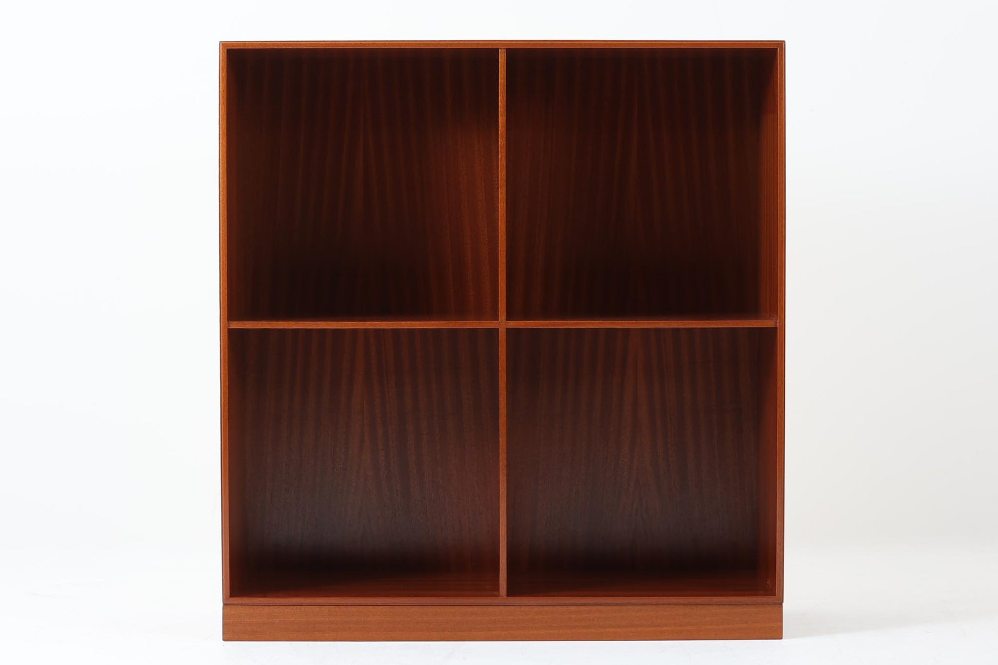北欧より買い付けた「mogens Koch」によってデザインされたブックシェルフです。キャビネットやシェルフを組み合わせて使用するためにデザインされた物で、デンマーク家具最高峰のユニットシェルフと言われています。良質なマホガニー無垢材が使用されています。