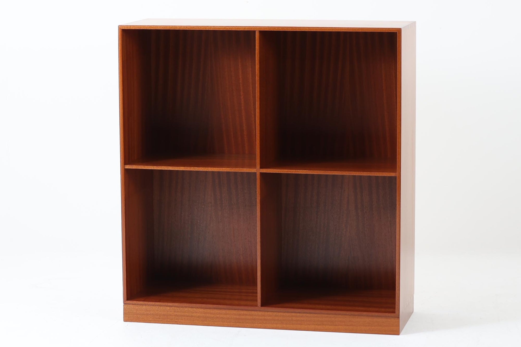 北欧より買い付けた「mogens Koch」によってデザインされたブックシェルフです。キャビネットやシェルフを組み合わせて使用するためにデザインされた物で、デンマーク家具最高峰のユニットシェルフと言われています。良質なマホガニー無垢材が使用されています。