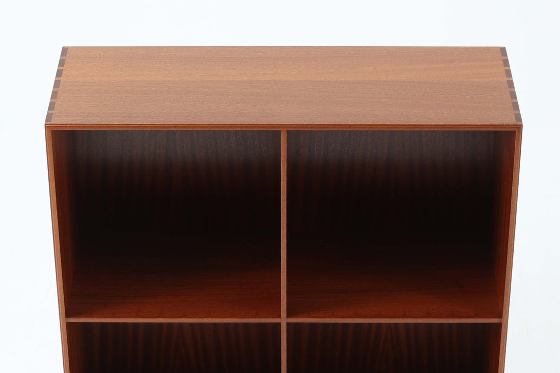 北欧より買い付けた「Mogens Koch」によってデザインされたブックシェルフです。キャビネットやシェルフを組み合わせて使用するためにデザインされた物で、デンマーク家具最高峰のユニットシェルフと言われています。良質なマホガニー無垢材が使用されています。