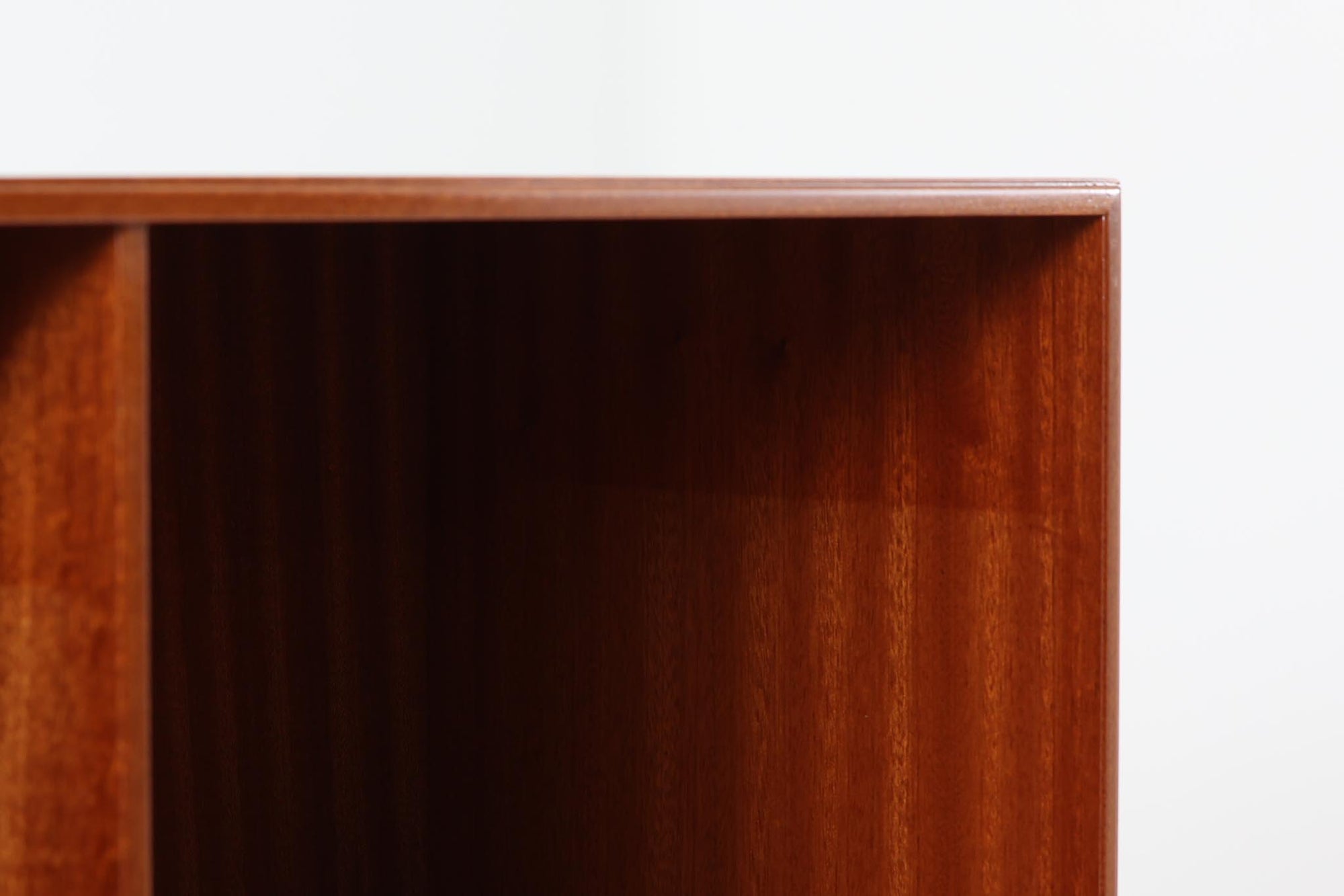 北欧より買い付けた「mogens Koch」によってデザインされたブックシェルフです。キャビネットやシェルフを組み合わせて使用するためにデザインされた物で、デンマーク家具最高峰のユニットシェルフと言われています。良質なマホガニー無垢材が使用されています。