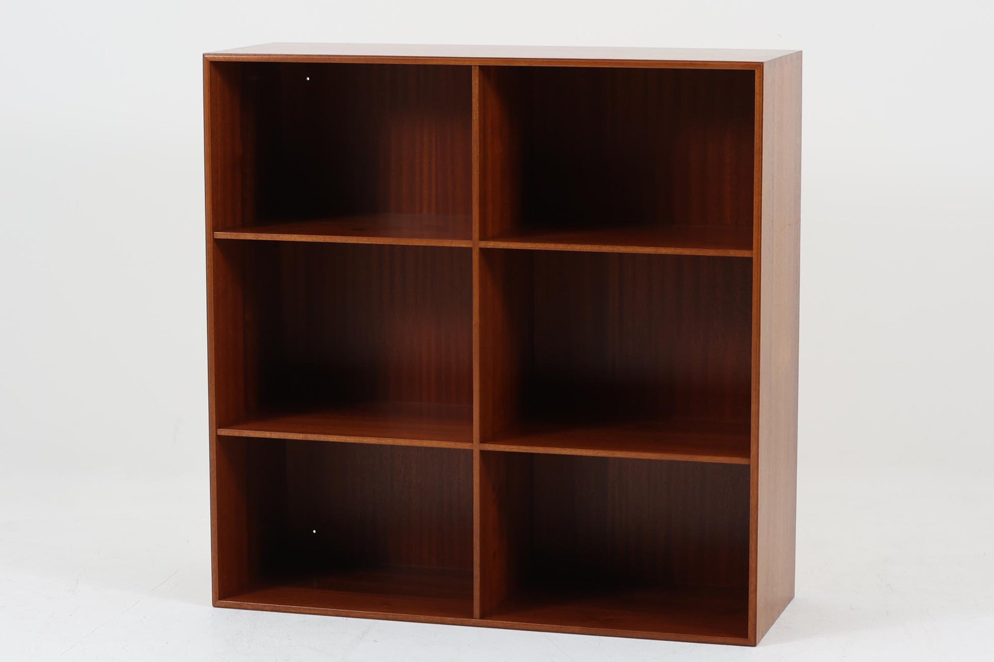 北欧より買い付けた「mogens Koch」によってデザインされたブックシェルフです。キャビネットやシェルフを組み合わせて使用するためにデザインされた物で、デンマーク家具最高峰のユニットシェルフと言われています。良質なマホガニー無垢材が使用されています。