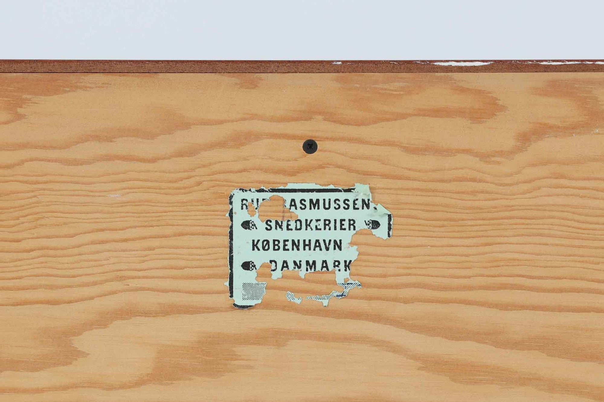 北欧より買い付けた「mogens Koch」によってデザインされたブックシェルフです。キャビネットやシェルフを組み合わせて使用するためにデザインされた物で、デンマーク家具最高峰のユニットシェルフと言われています。良質なマホガニー無垢材が使用されています。