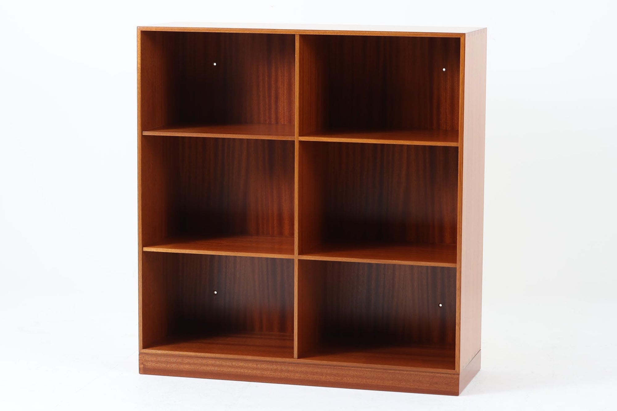 北欧より買い付けた「mogens Koch」によってデザインされたブックシェルフです。キャビネットやシェルフを組み合わせて使用するためにデザインされた物で、デンマーク家具最高峰のユニットシェルフと言われています。良質なマホガニー無垢材が使用されています。